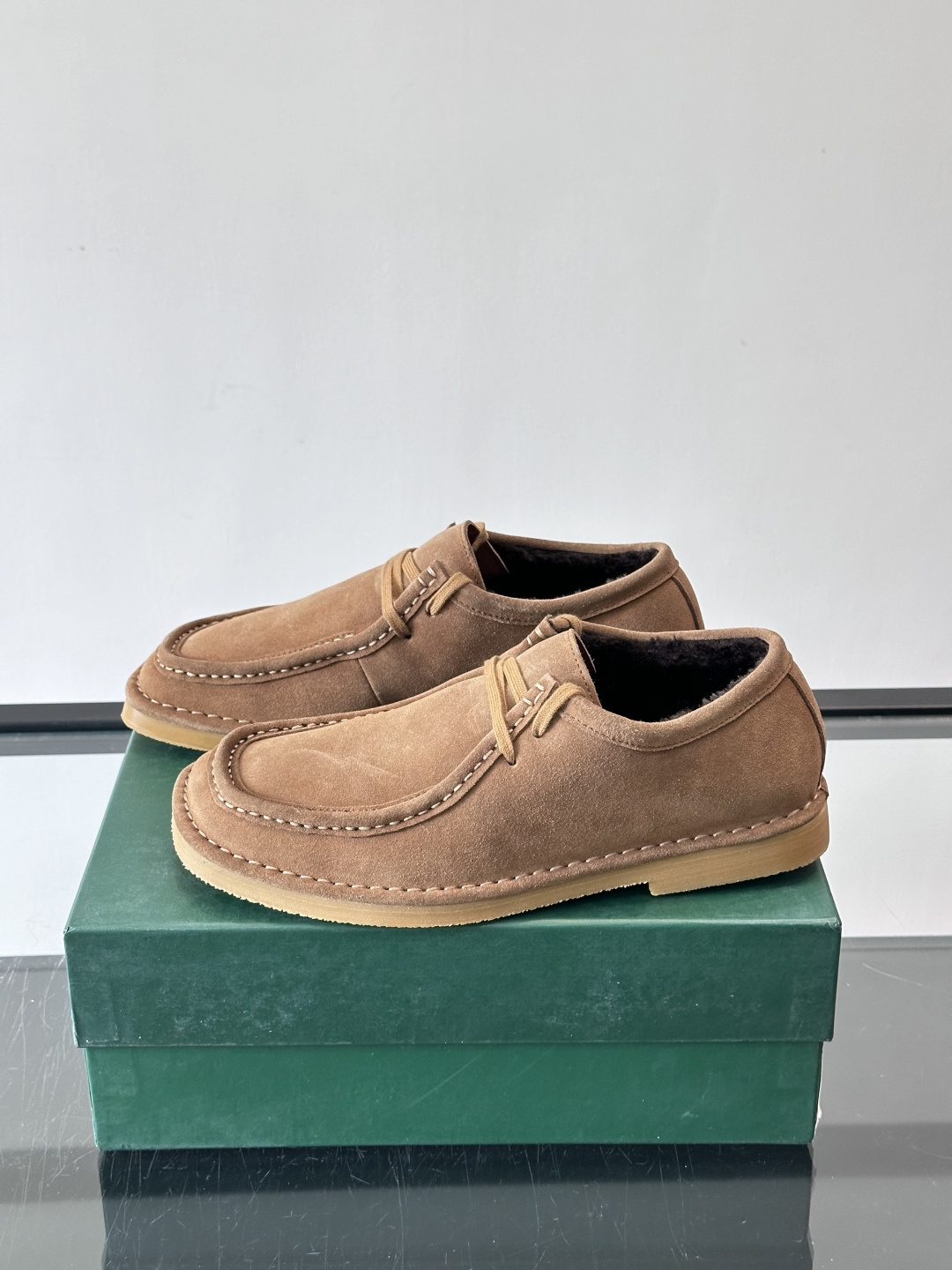 Bottega Veneta 绒里麂皮乐福鞋VBottega Veneta这款绒里乐福鞋选用高品质麂皮，