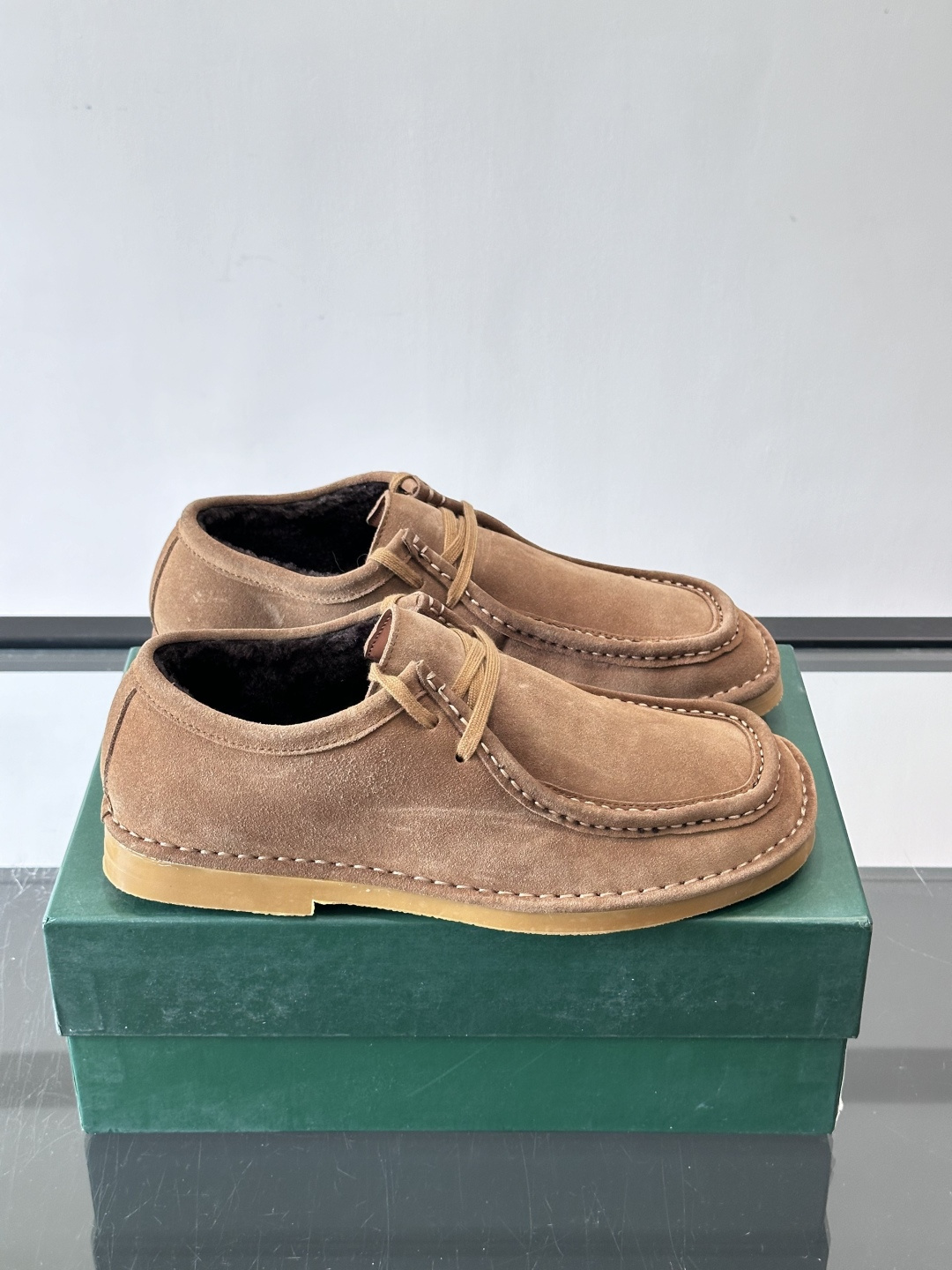 Bottega Veneta 绒里麂皮乐福鞋VBottega Veneta这款绒里乐福鞋选用高品质麂皮，