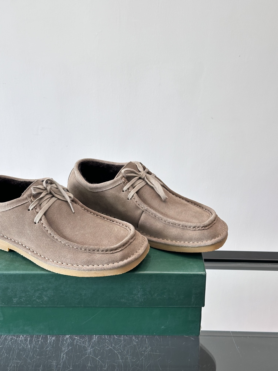 Bottega Veneta 绒里麂皮乐福鞋VBottega Veneta这款绒里乐福鞋选用高品质麂皮，