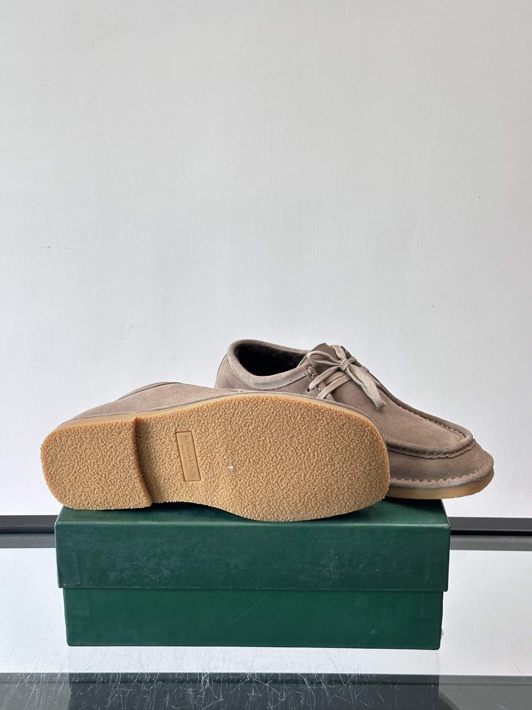 Bottega Veneta 绒里麂皮乐福鞋VBottega Veneta这款绒里乐福鞋选用高品质麂皮，