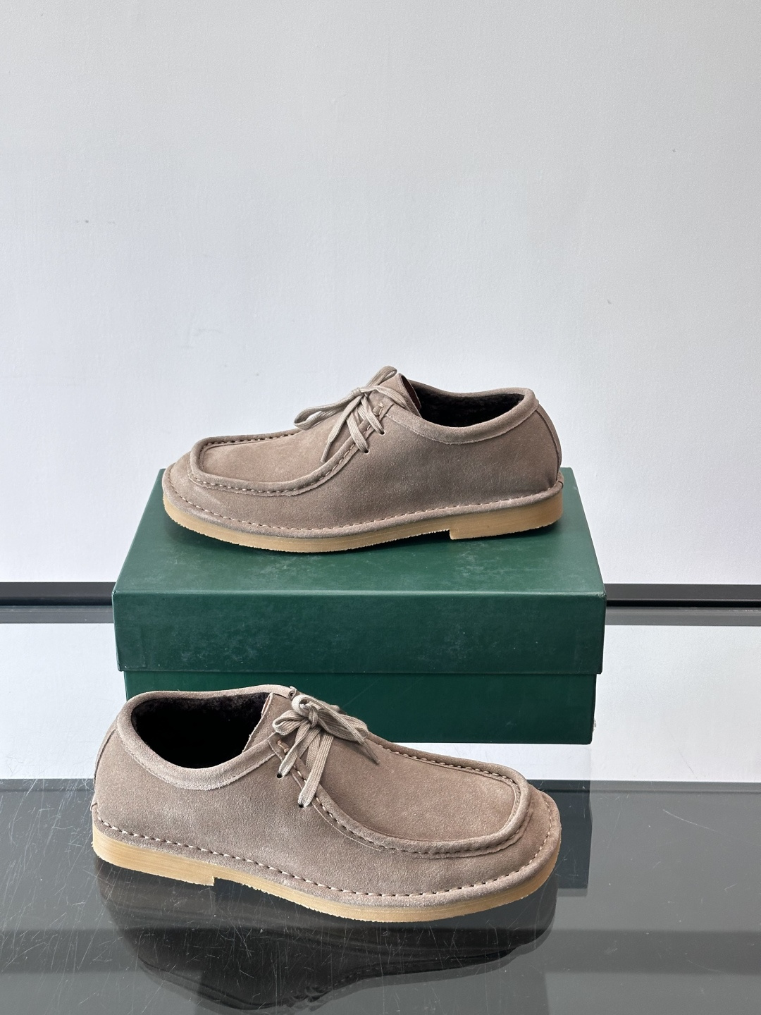 Bottega Veneta 绒里麂皮乐福鞋VBottega Veneta这款绒里乐福鞋选用高品质麂皮，