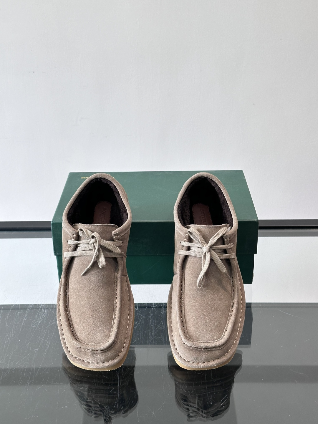 Bottega Veneta 绒里麂皮乐福鞋VBottega Veneta这款绒里乐福鞋选用高品质麂皮，