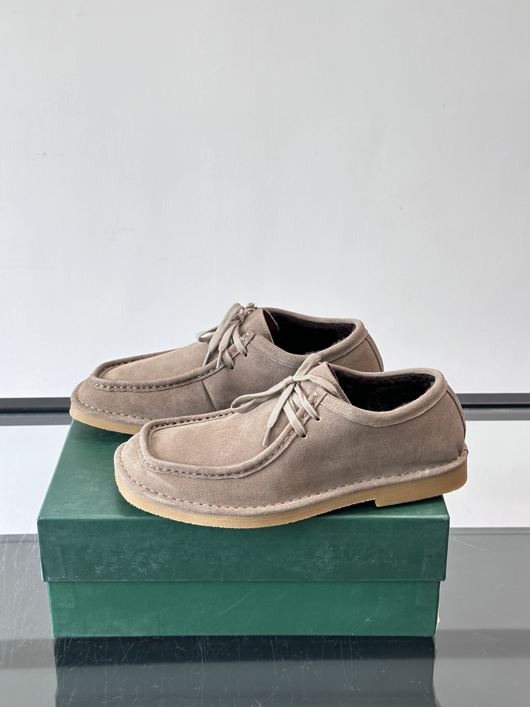 Bottega Veneta 绒里麂皮乐福鞋VBottega Veneta这款绒里乐福鞋选用高品质麂皮，