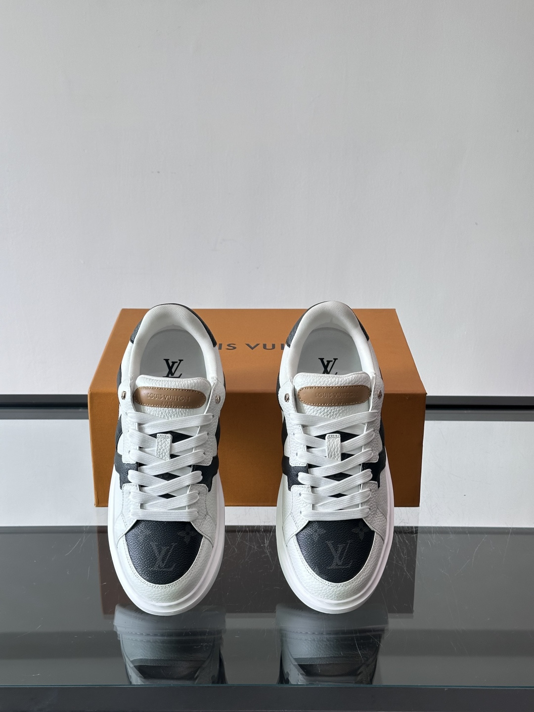 LV新款男士休闲鞋，牛皮材料透气又舒适！鞋面有经典LV标志，鞋底是TPU材质，耐磨抓地力强。蓝白配色+棋