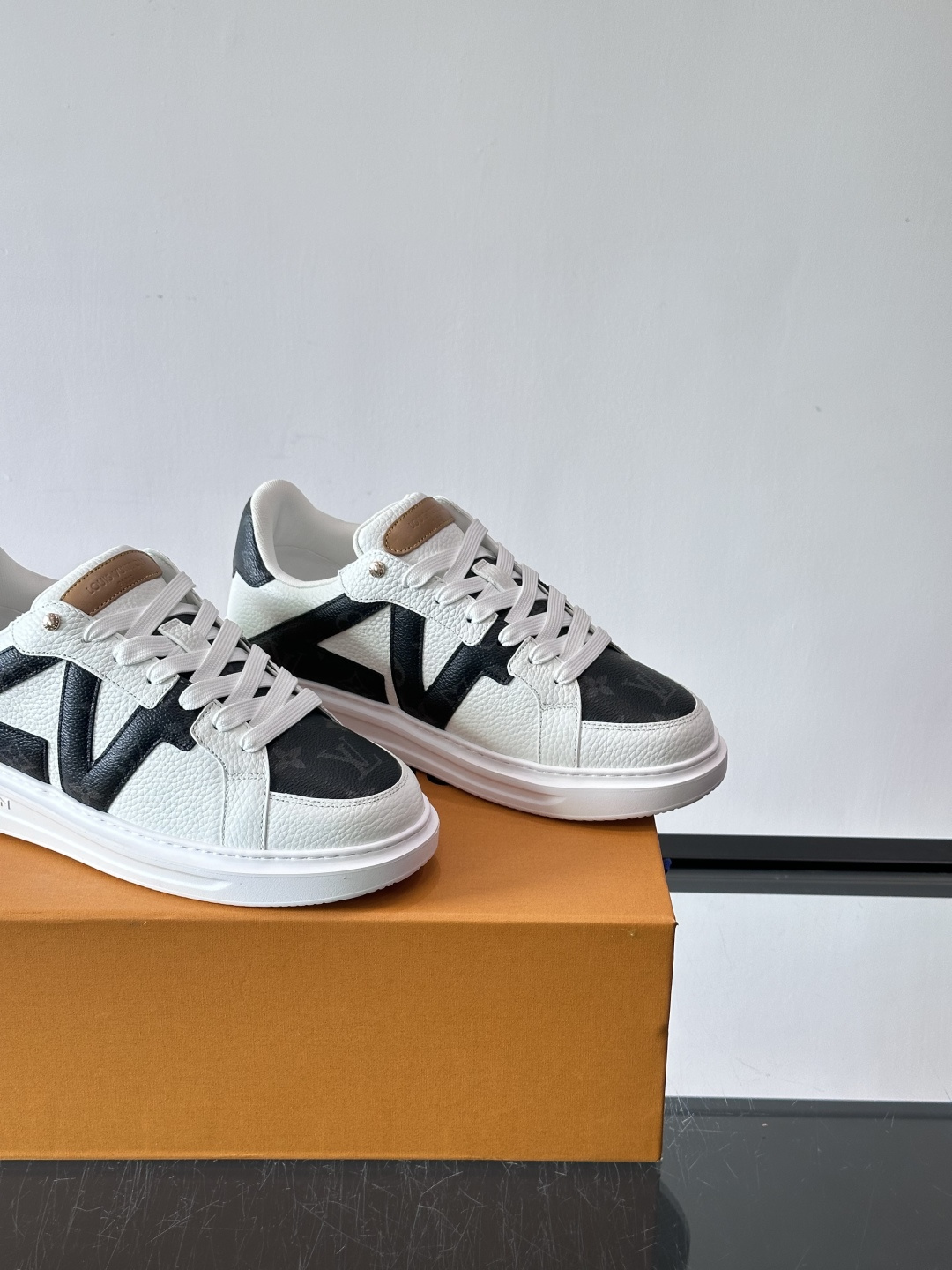 LV新款男士休闲鞋，牛皮材料透气又舒适！鞋面有经典LV标志，鞋底是TPU材质，耐磨抓地力强。蓝白配色+棋