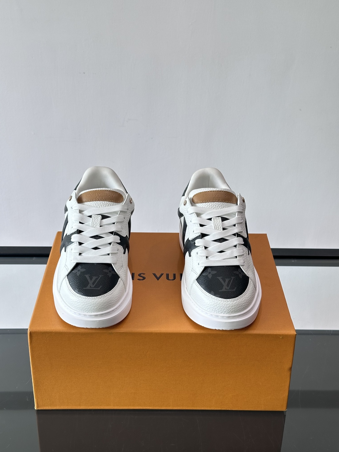 LV新款男士休闲鞋，牛皮材料透气又舒适！鞋面有经典LV标志，鞋底是TPU材质，耐磨抓地力强。蓝白配色+棋