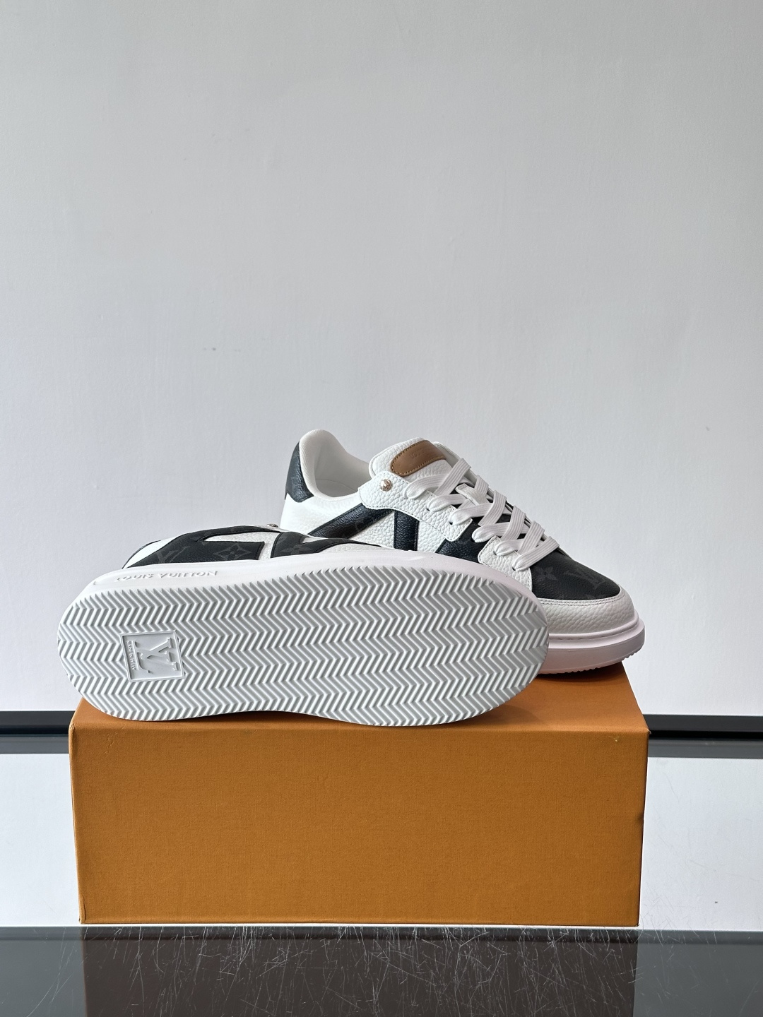 LV新款男士休闲鞋，牛皮材料透气又舒适！鞋面有经典LV标志，鞋底是TPU材质，耐磨抓地力强。蓝白配色+棋