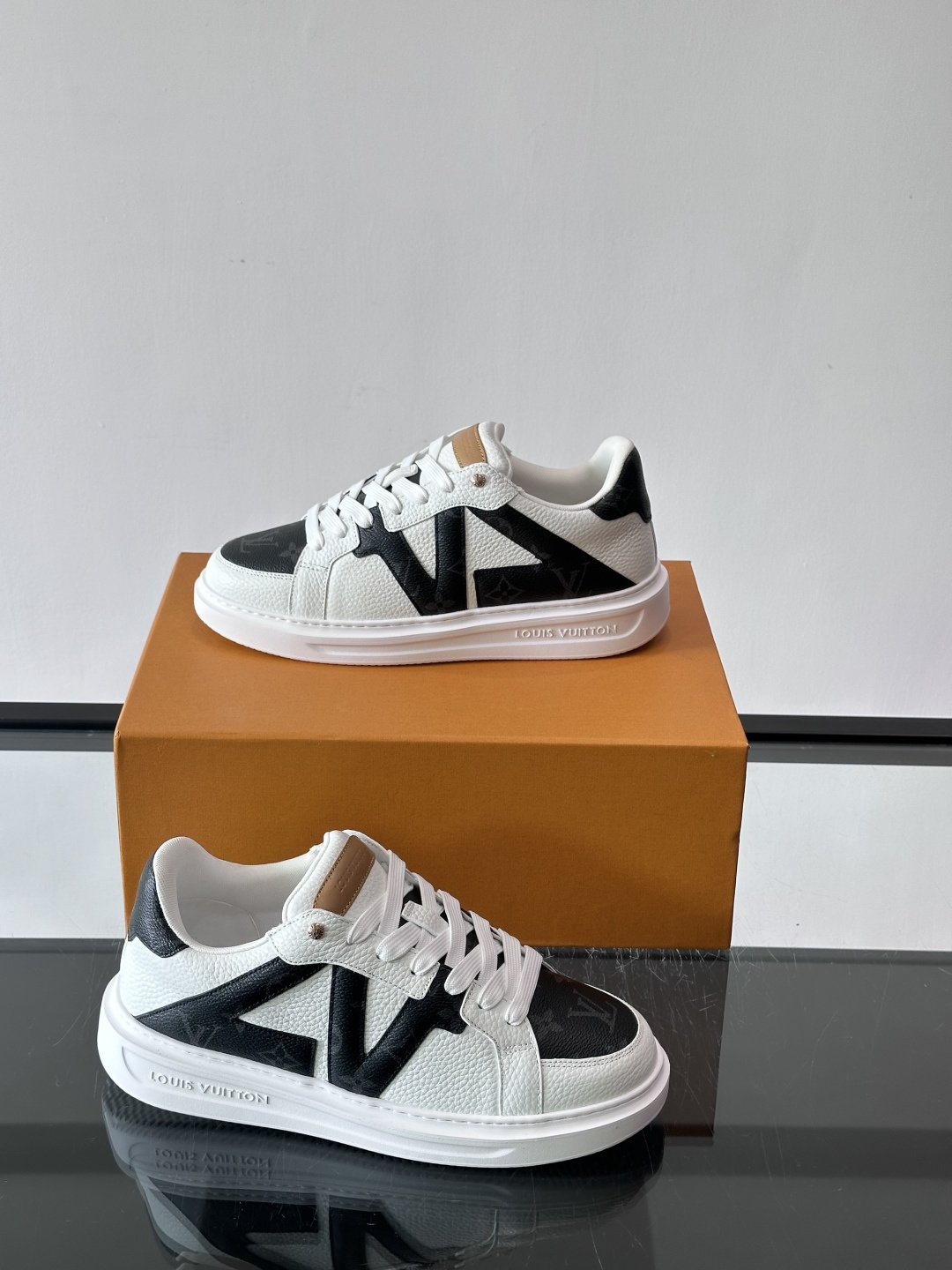 LV新款男士休闲鞋，牛皮材料透气又舒适！鞋面有经典LV标志，鞋底是TPU材质，耐磨抓地力强。蓝白配色+棋