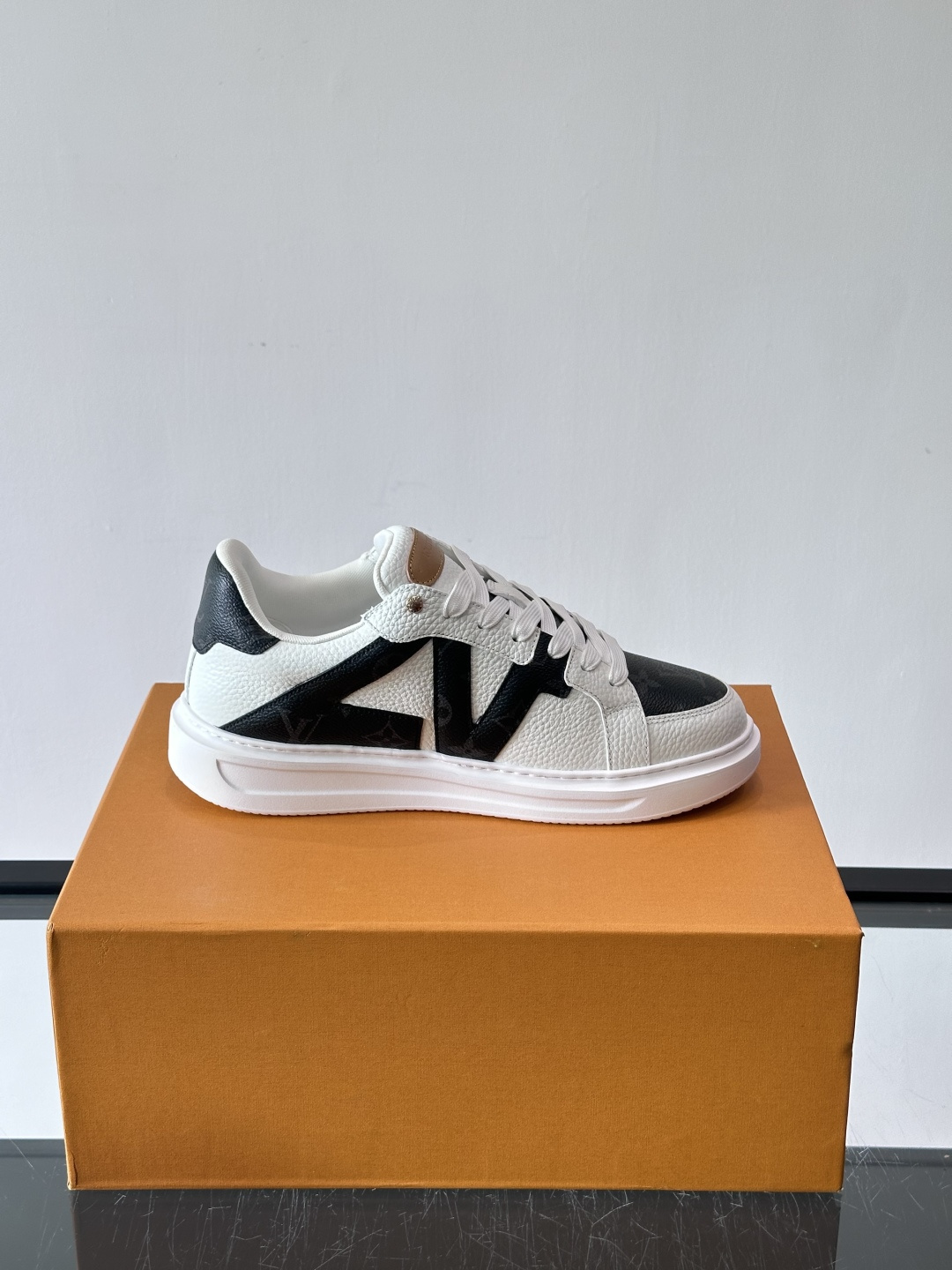 LV新款男士休闲鞋，牛皮材料透气又舒适！鞋面有经典LV标志，鞋底是TPU材质，耐磨抓地力强。蓝白配色+棋