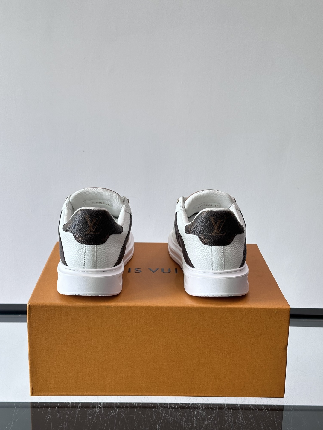 LV新款男士休闲鞋，牛皮材料透气又舒适！鞋面有经典LV标志，鞋底是TPU材质，耐磨抓地力强。蓝白配色+棋