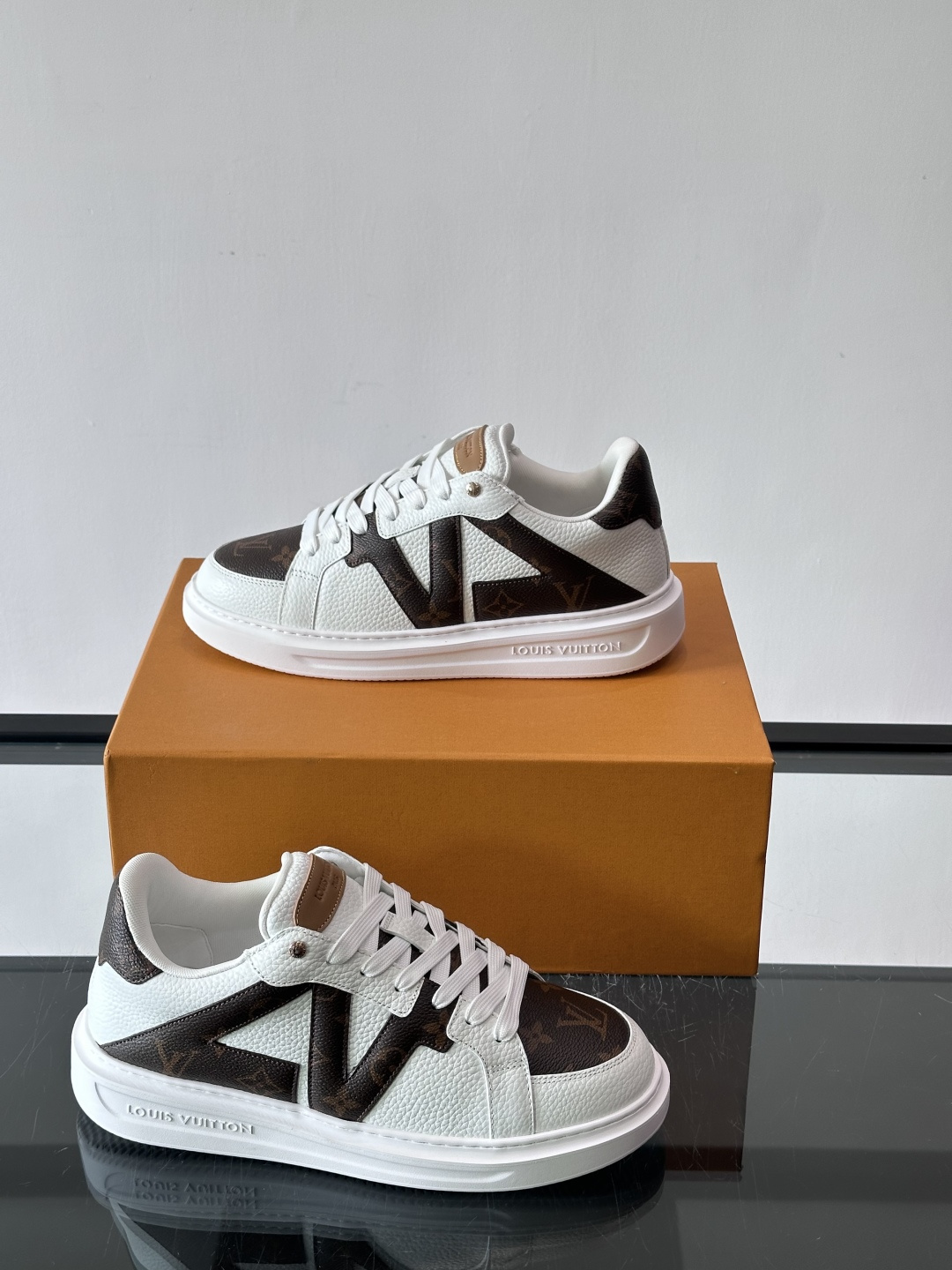 LV新款男士休闲鞋，牛皮材料透气又舒适！鞋面有经典LV标志，鞋底是TPU材质，耐磨抓地力强。蓝白配色+棋