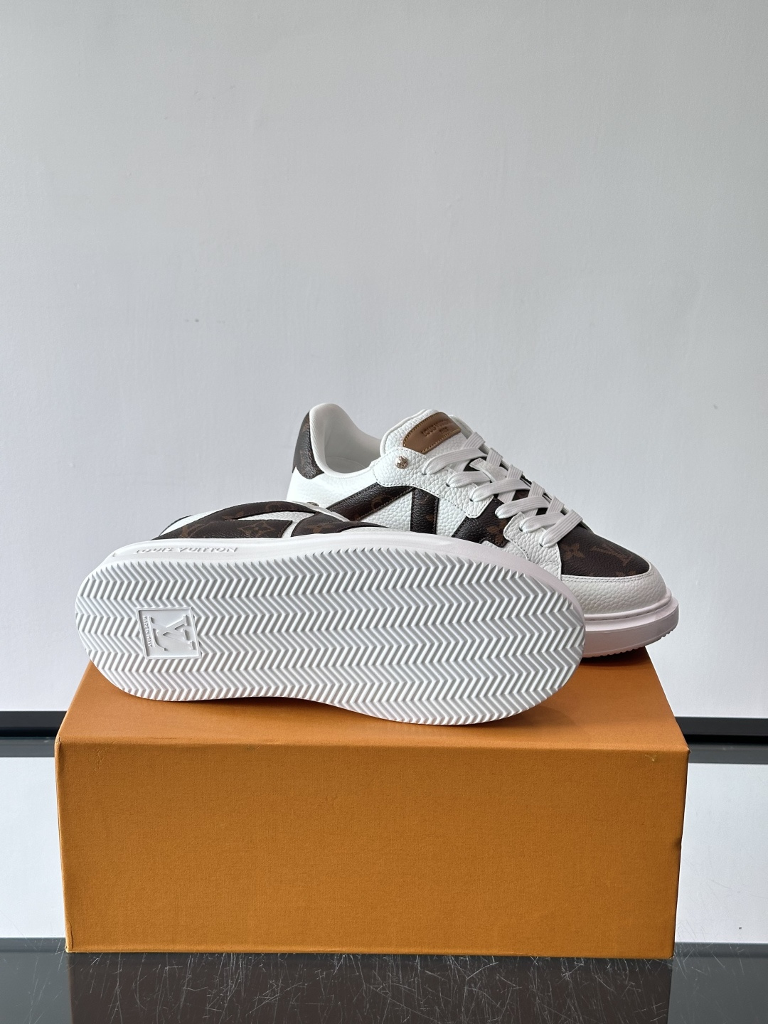 LV新款男士休闲鞋，牛皮材料透气又舒适！鞋面有经典LV标志，鞋底是TPU材质，耐磨抓地力强。蓝白配色+棋