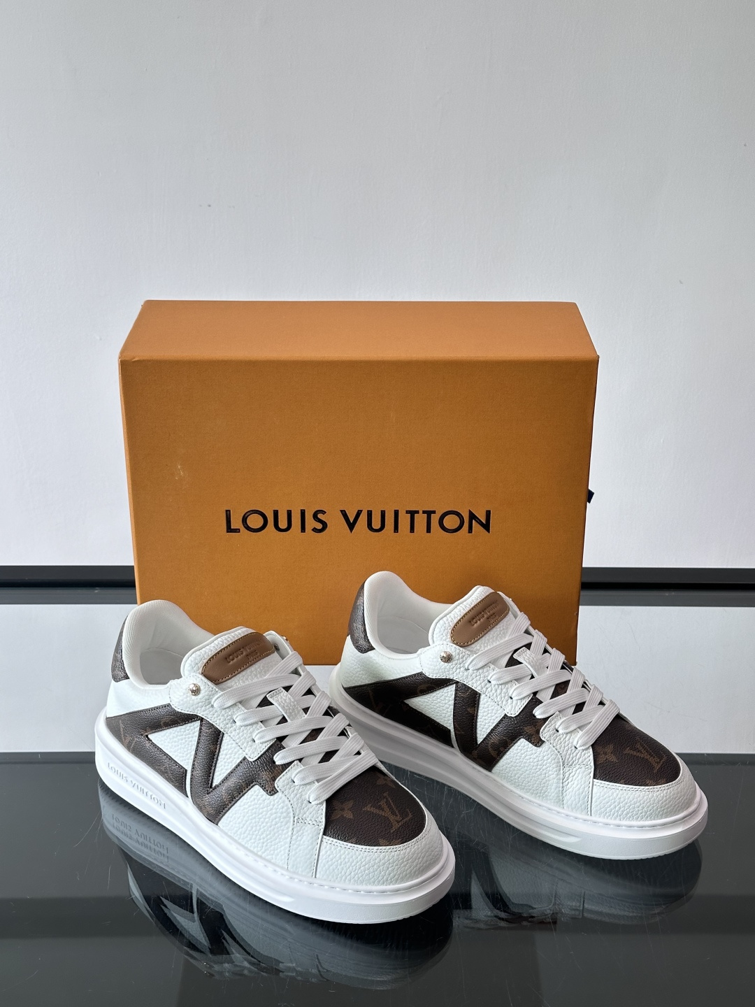 LV新款男士休闲鞋，牛皮材料透气又舒适！鞋面有经典LV标志，鞋底是TPU材质，耐磨抓地力强。蓝白配色+棋