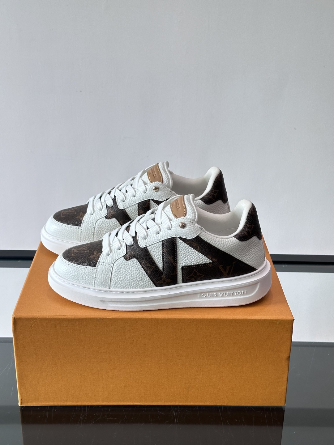 LV新款男士休闲鞋，牛皮材料透气又舒适！鞋面有经典LV标志，鞋底是TPU材质，耐磨抓地力强。蓝白配色+棋