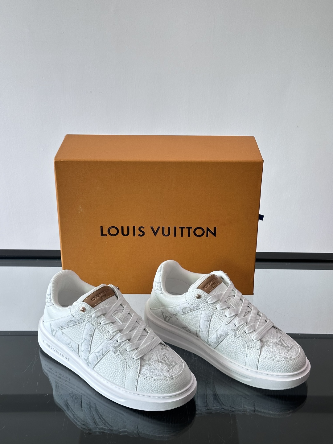 LV新款男士休闲鞋，牛皮材料透气又舒适！鞋面有经典LV标志，鞋底是TPU材质，耐磨抓地力强。蓝白配色+棋