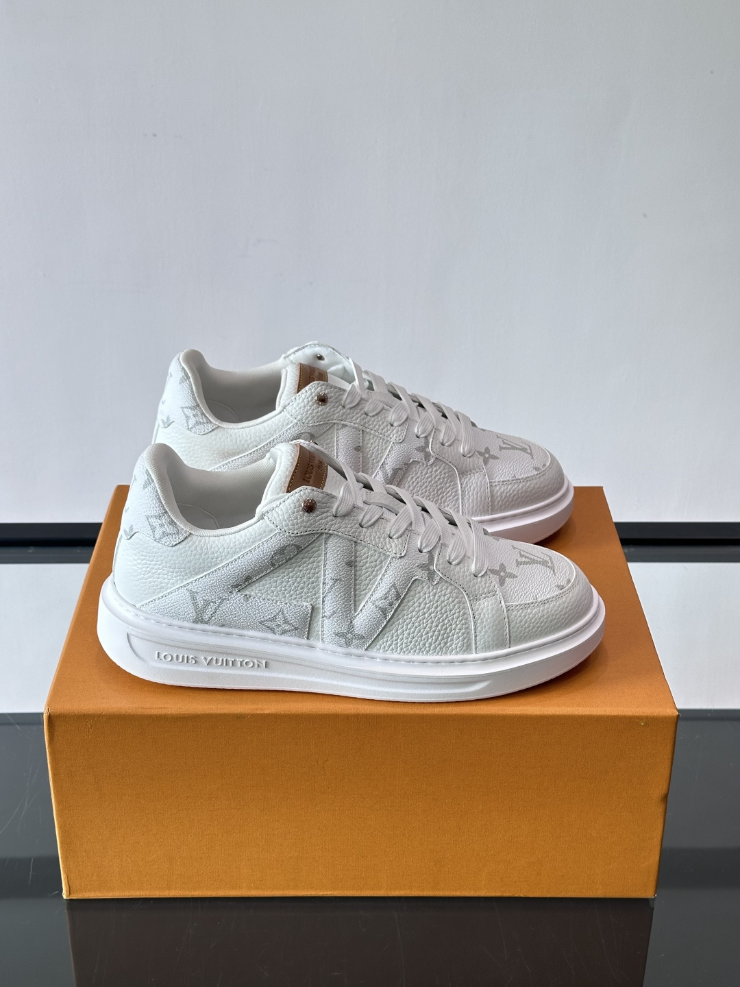 LV新款男士休闲鞋，牛皮材料透气又舒适！鞋面有经典LV标志，鞋底是TPU材质，耐磨抓地力强。蓝白配色+棋