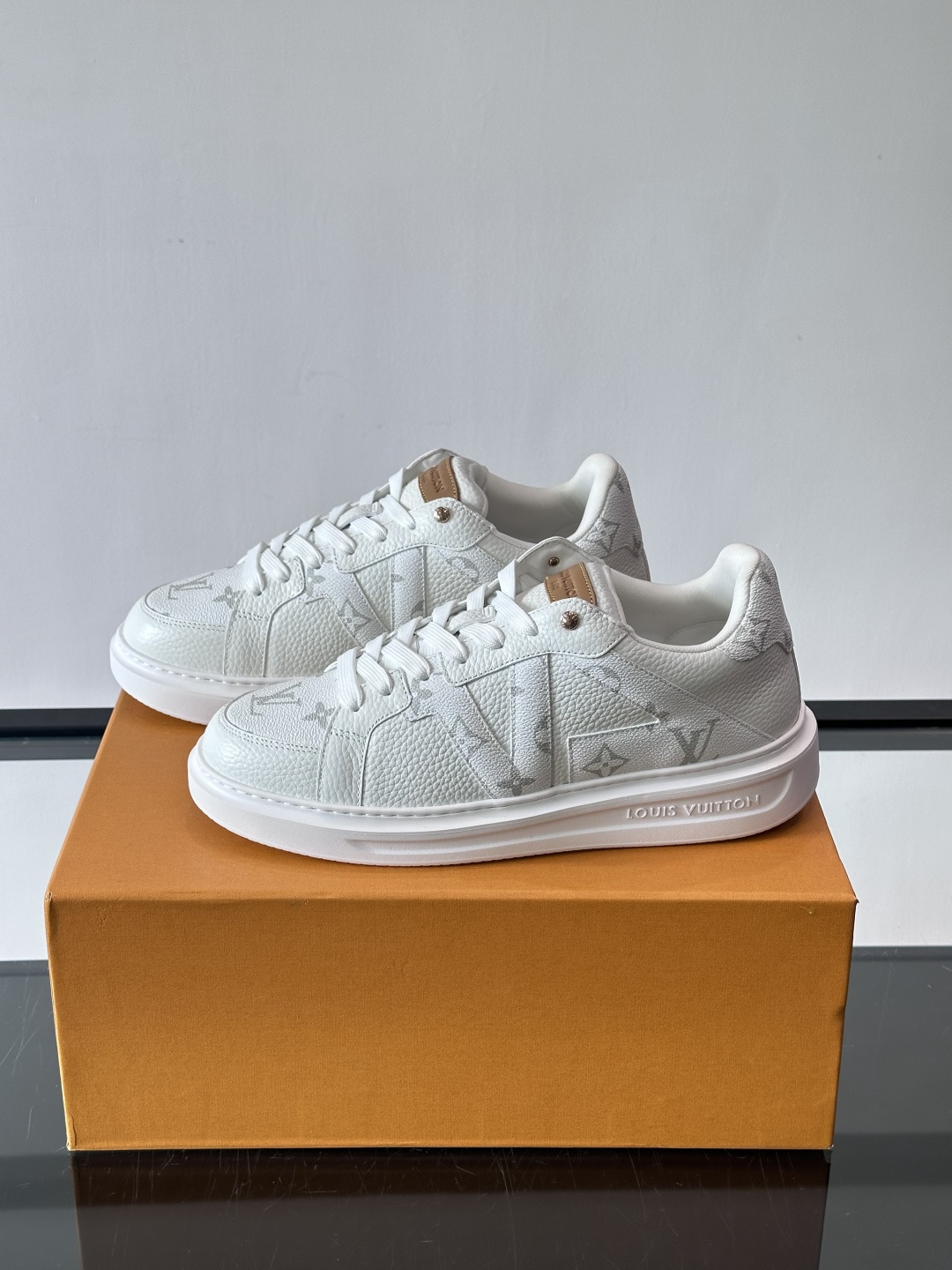 LV新款男士休闲鞋，牛皮材料透气又舒适！鞋面有经典LV标志，鞋底是TPU材质，耐磨抓地力强。蓝白配色+棋