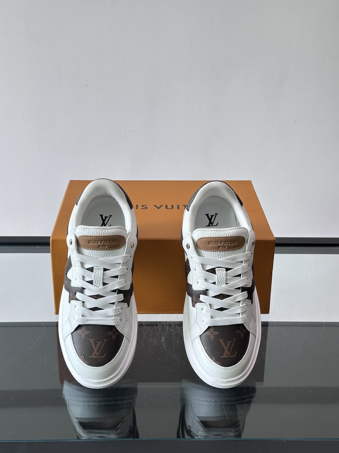 LV新款男士休闲鞋，牛皮材料透气又舒适！鞋面有经典LV标志，鞋底是TPU材质，耐磨抓地力强。蓝白配色+棋