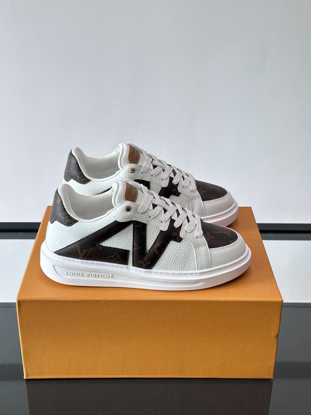 NO:664133,'＊OUIS ＊UITTO＊' new men's casual shoes, made of cowhide material, breathable and comfortable!  The upper has the classic LV logo, and the sole is made of TPU material, which has strong wear resistance and grip. The blue and white color scheme + checkerboard details are fresh and street-like. It is very suitable for daily commuting and leisure. It is very fashionable to wear with shorts, T-shirts or jeans. It is fashionable and practical. size39-44 (customized at 38.45), louis vuitton, shorts, jeans, tees, t-shirt, cowhide19860909《＊OUIS ＊UITTO＊》新款男士休闲鞋,牛皮材料透气又舒适！鞋面有经典LV标志,鞋底是TPU材质,耐磨抓地力强.蓝白配色+棋盘格细节,清新又有街头感,穿超合适～日常通勤、休闲都能轻松驾驭,搭短裤T恤或牛仔裤都很潮,时尚实用两不误. size39-44（38.45定做）,,louis vuitton,shorts,jeans,tees，t-shirt,cowhide,Men's shoes