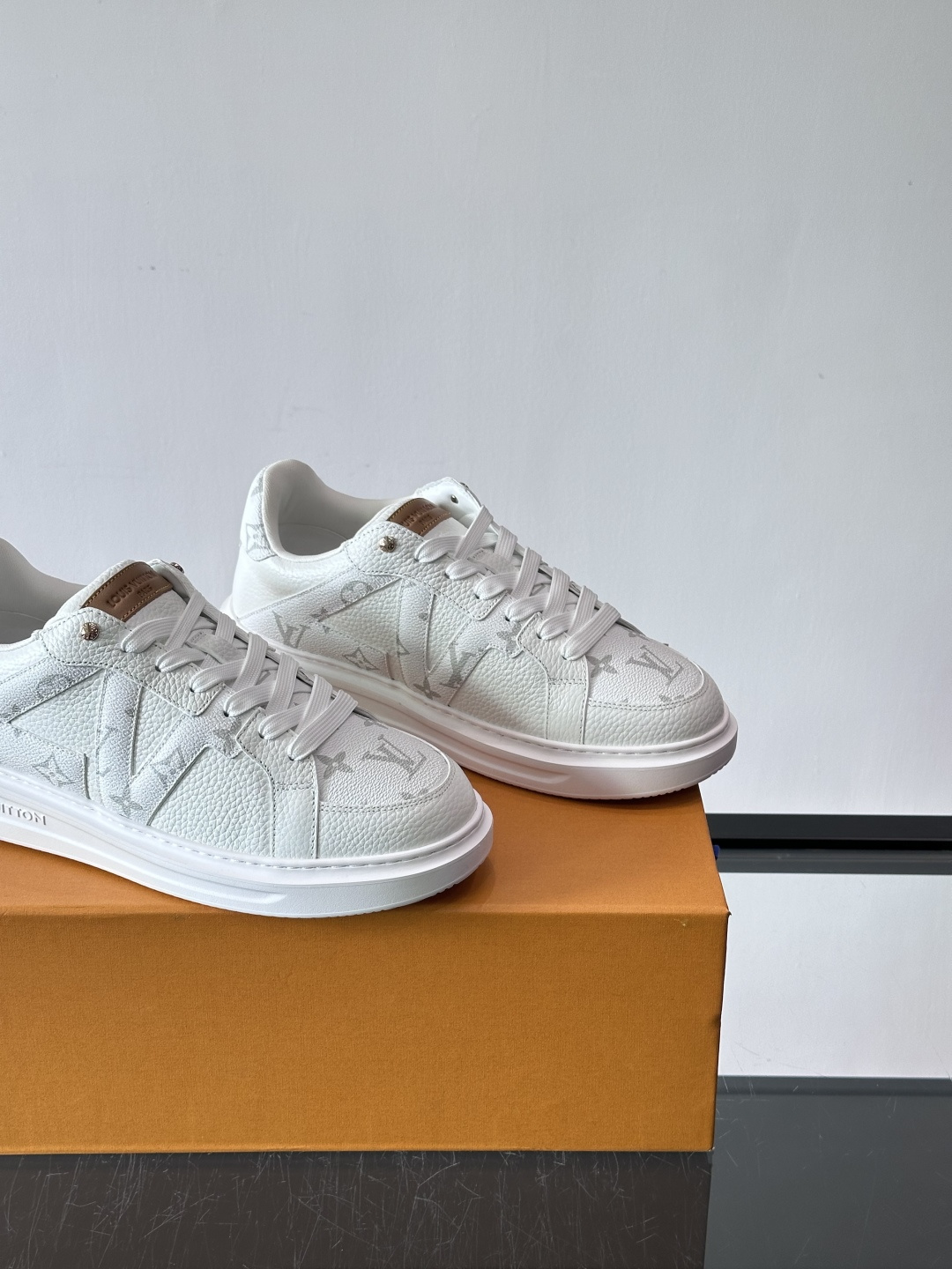 LV新款男士休闲鞋，牛皮材料透气又舒适！鞋面有经典LV标志，鞋底是TPU材质，耐磨抓地力强。蓝白配色+棋