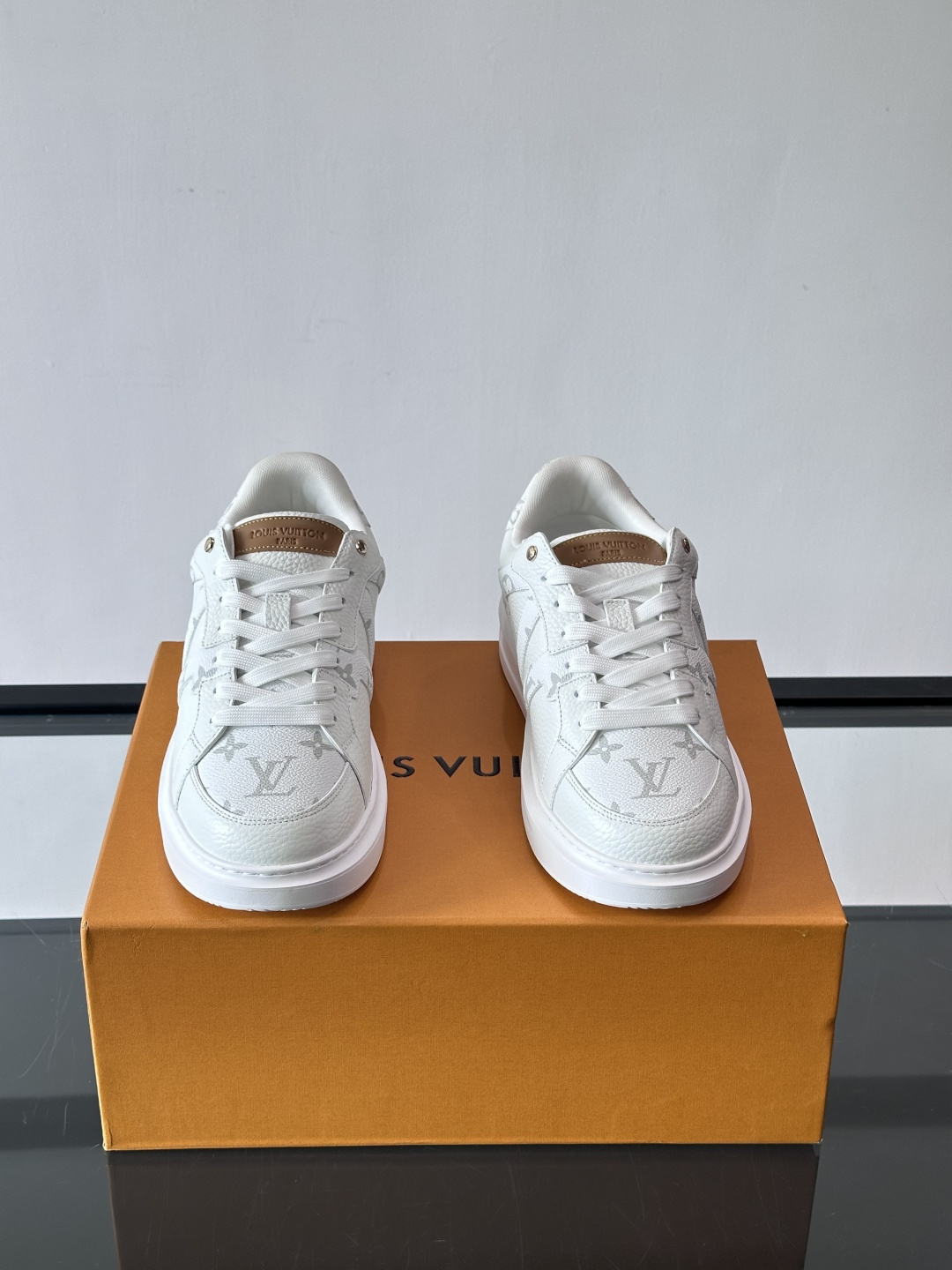 LV新款男士休闲鞋，牛皮材料透气又舒适！鞋面有经典LV标志，鞋底是TPU材质，耐磨抓地力强。蓝白配色+棋