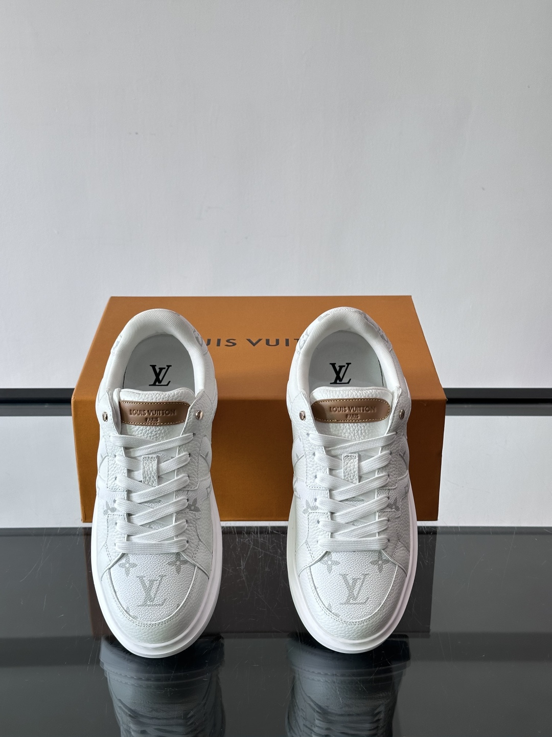 LV新款男士休闲鞋，牛皮材料透气又舒适！鞋面有经典LV标志，鞋底是TPU材质，耐磨抓地力强。蓝白配色+棋