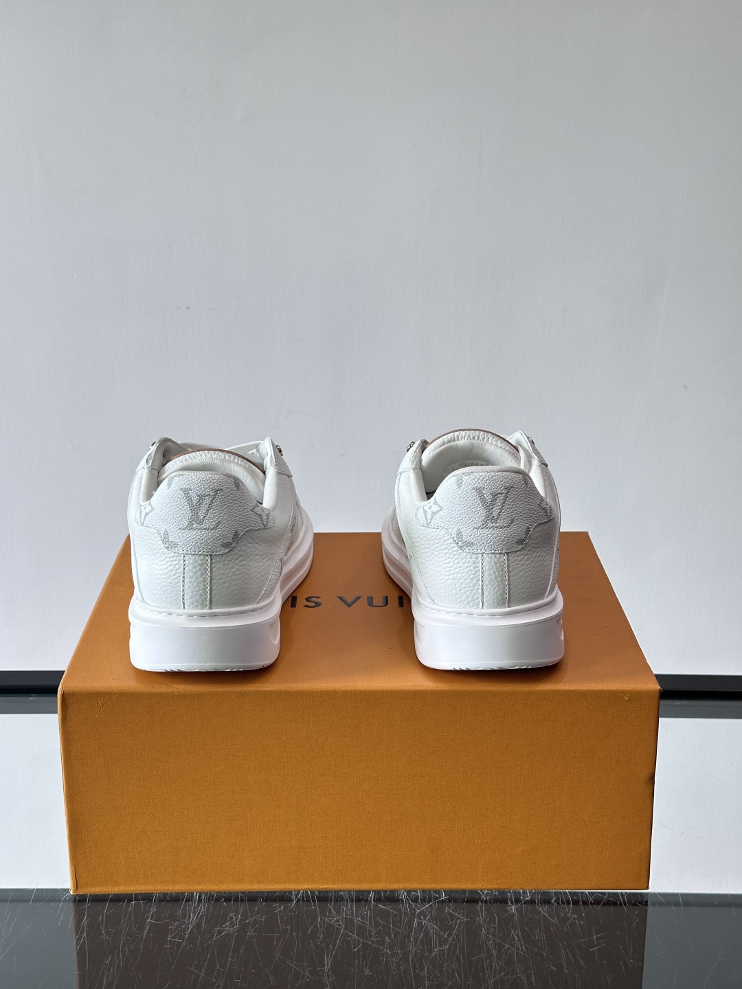 LV新款男士休闲鞋，牛皮材料透气又舒适！鞋面有经典LV标志，鞋底是TPU材质，耐磨抓地力强。蓝白配色+棋