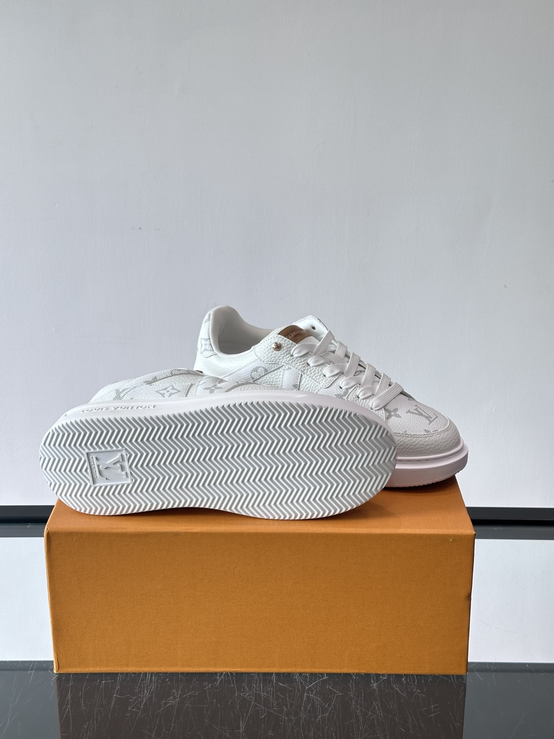 LV新款男士休闲鞋，牛皮材料透气又舒适！鞋面有经典LV标志，鞋底是TPU材质，耐磨抓地力强。蓝白配色+棋