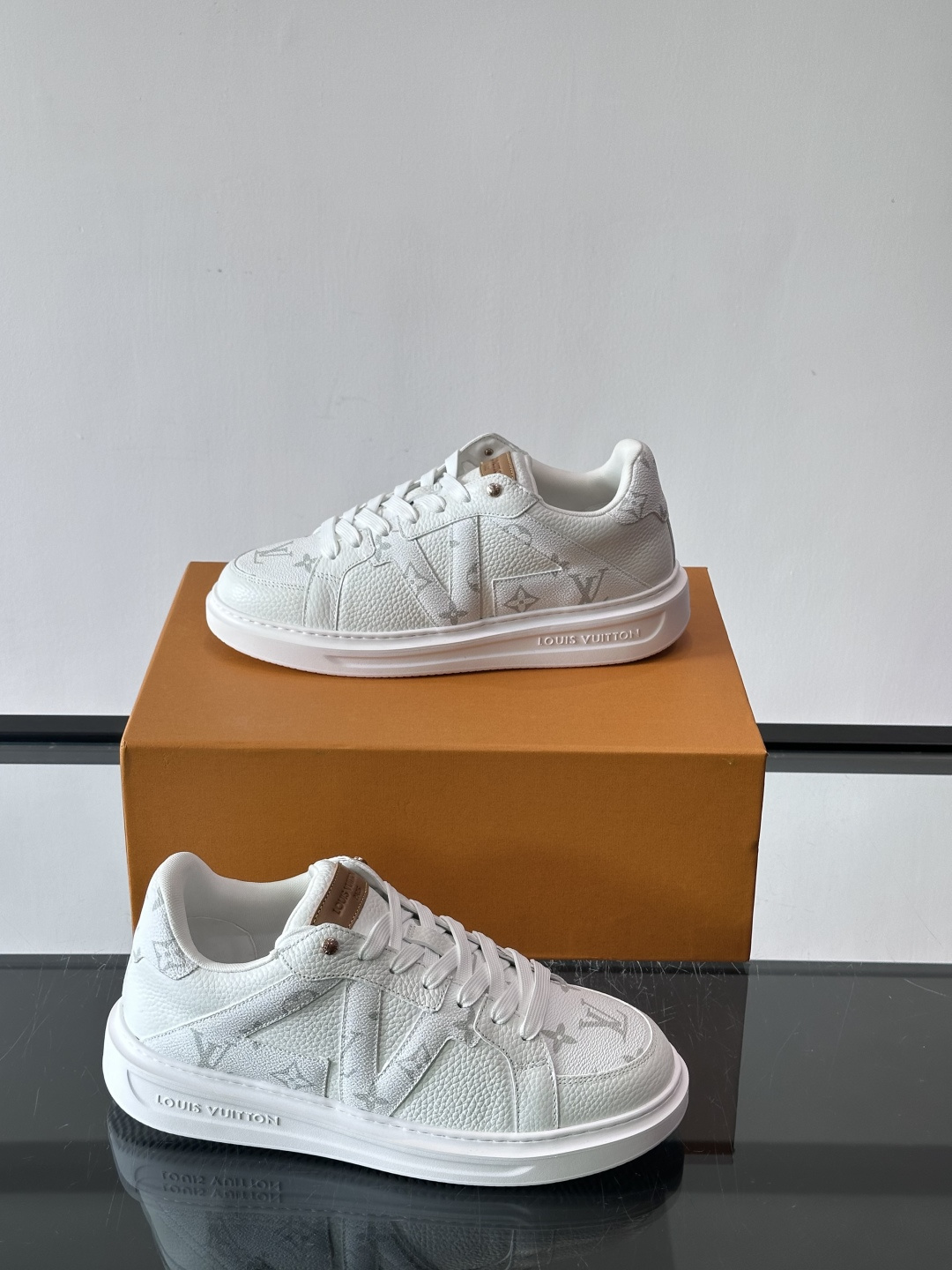 LV新款男士休闲鞋，牛皮材料透气又舒适！鞋面有经典LV标志，鞋底是TPU材质，耐磨抓地力强。蓝白配色+棋