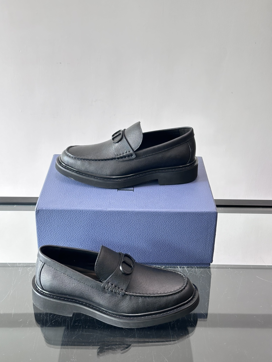 Dior男士正装皮鞋，进口头层牛皮，内里小牛皮，小牛皮垫脚有效吸汗透气。进口防滑耐磨橡胶底层，透气性好,