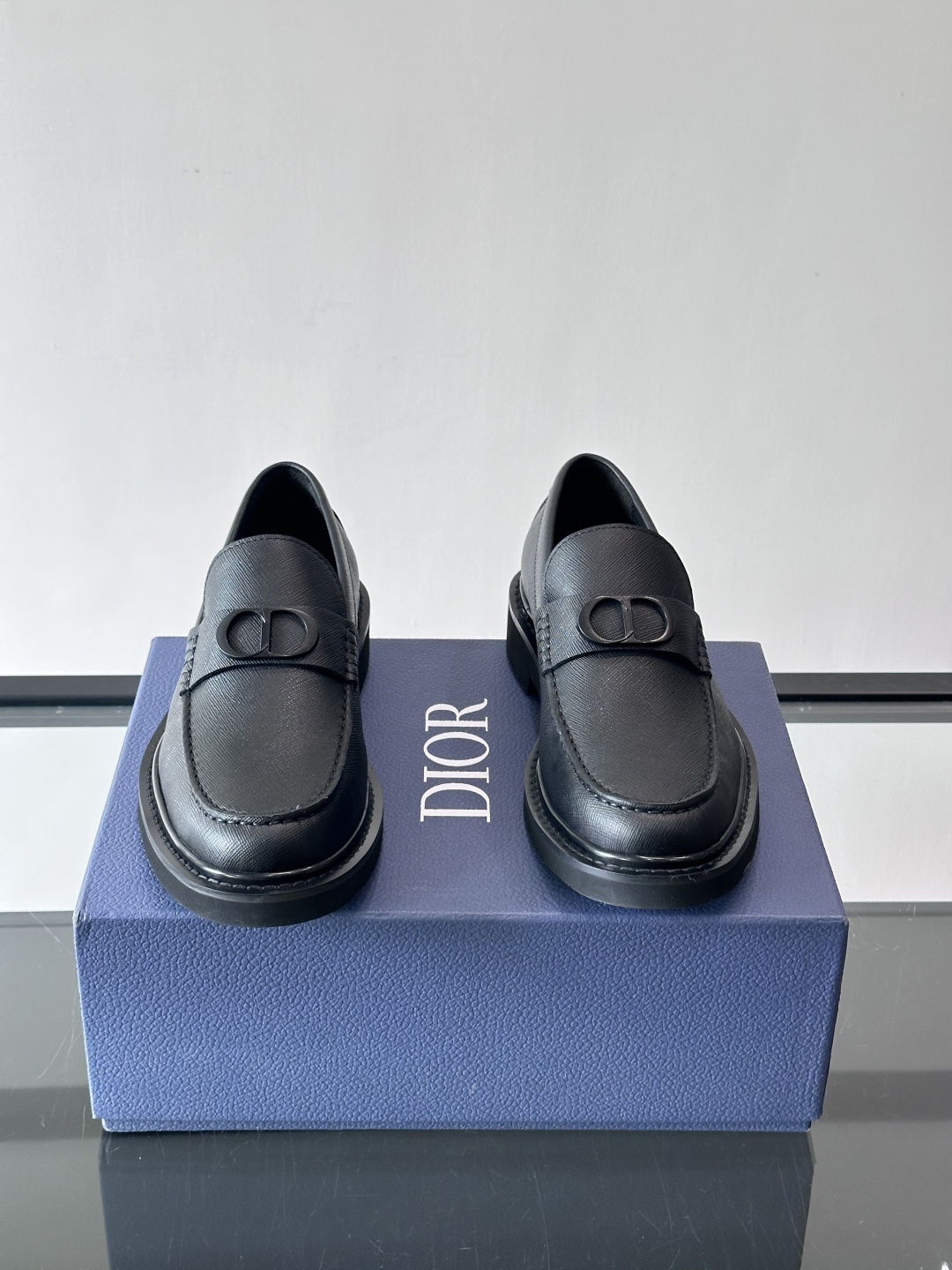Dior男士正装皮鞋，进口头层牛皮，内里小牛皮，小牛皮垫脚有效吸汗透气。进口防滑耐磨橡胶底层，透气性好,