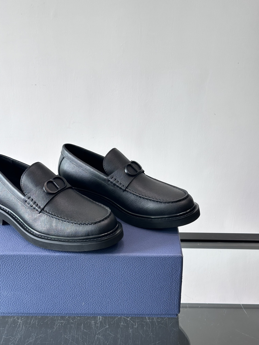 Dior男士正装皮鞋，进口头层牛皮，内里小牛皮，小牛皮垫脚有效吸汗透气。进口防滑耐磨橡胶底层，透气性好,