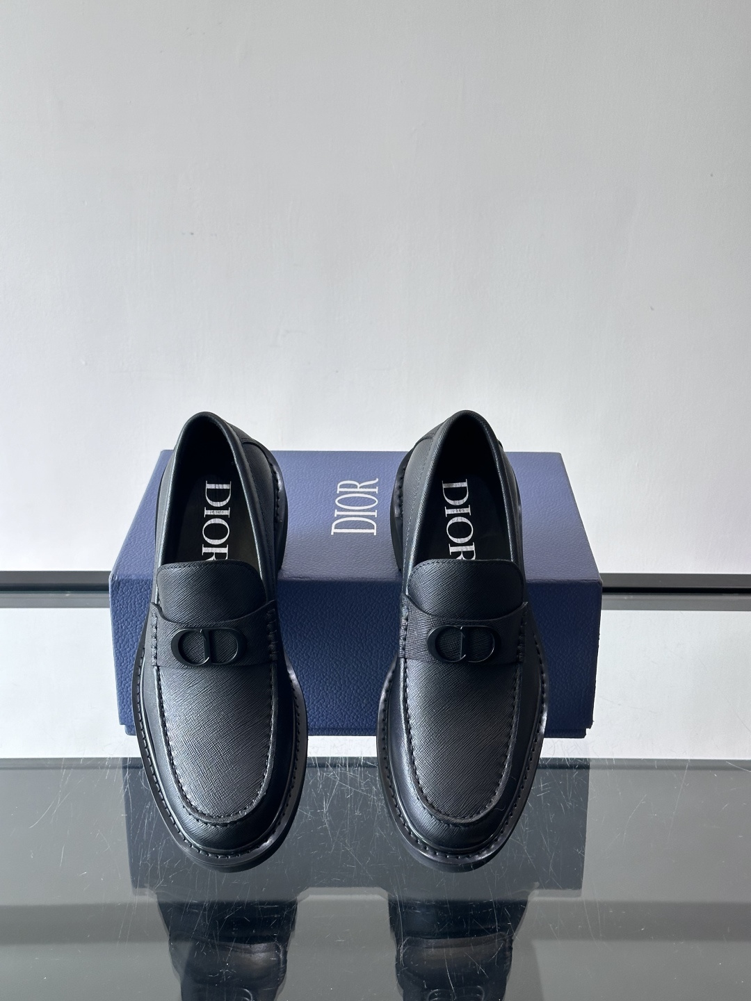 Dior男士正装皮鞋，进口头层牛皮，内里小牛皮，小牛皮垫脚有效吸汗透气。进口防滑耐磨橡胶底层，透气性好,