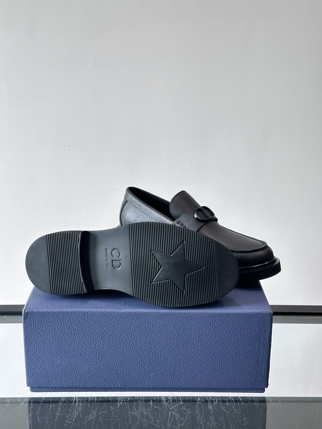 Dior男士正装皮鞋，进口头层牛皮，内里小牛皮，小牛皮垫脚有效吸汗透气。进口防滑耐磨橡胶底层，透气性好,