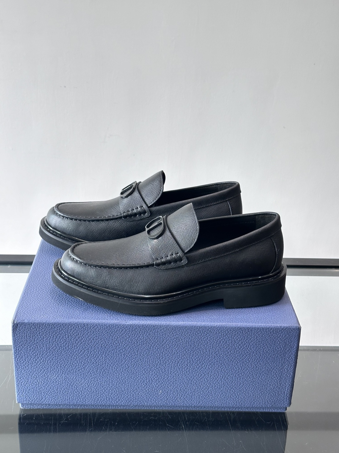 Dior男士正装皮鞋，进口头层牛皮，内里小牛皮，小牛皮垫脚有效吸汗透气。进口防滑耐磨橡胶底层，透气性好,