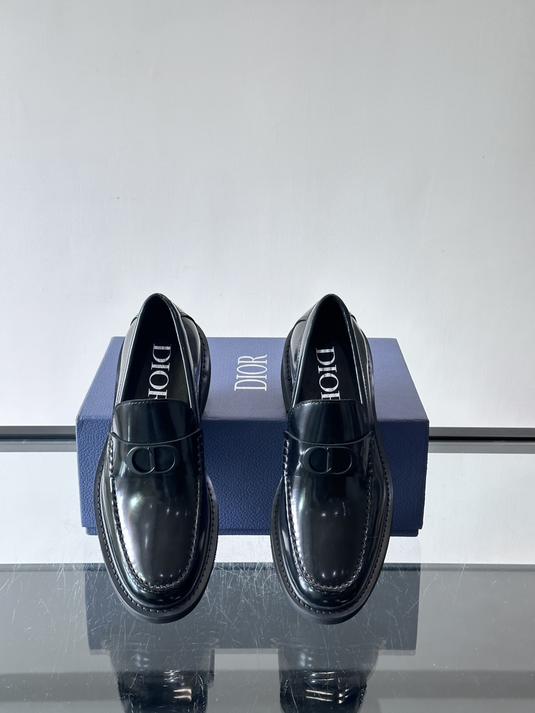 Dior男士正装皮鞋，进口头层牛皮，内里小牛皮，小牛皮垫脚有效吸汗透气。进口防滑耐磨橡胶底层，透气性好,