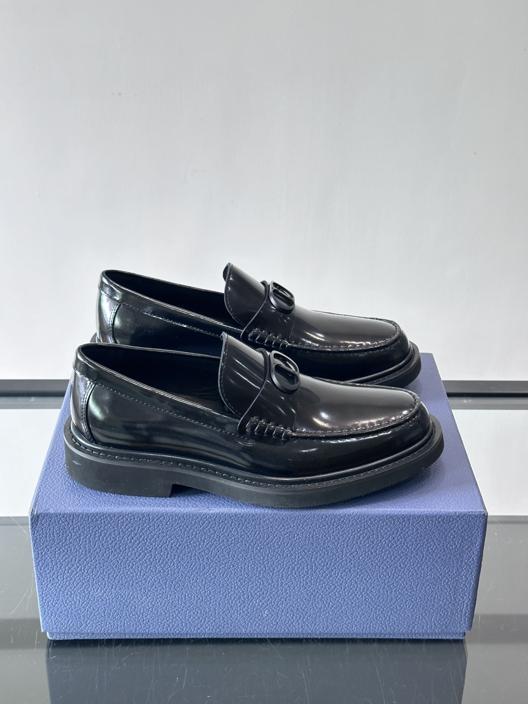 Dior男士正装皮鞋，进口头层牛皮，内里小牛皮，小牛皮垫脚有效吸汗透气。进口防滑耐磨橡胶底层，透气性好,