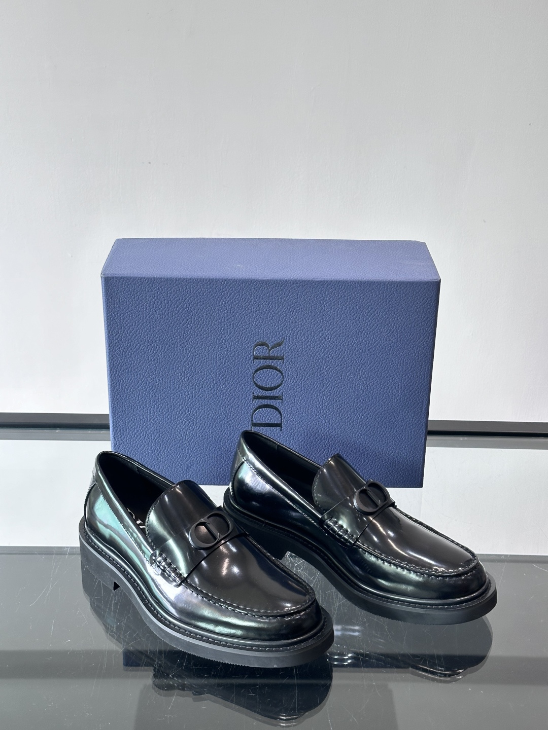 Dior男士正装皮鞋，进口头层牛皮，内里小牛皮，小牛皮垫脚有效吸汗透气。进口防滑耐磨橡胶底层，透气性好,