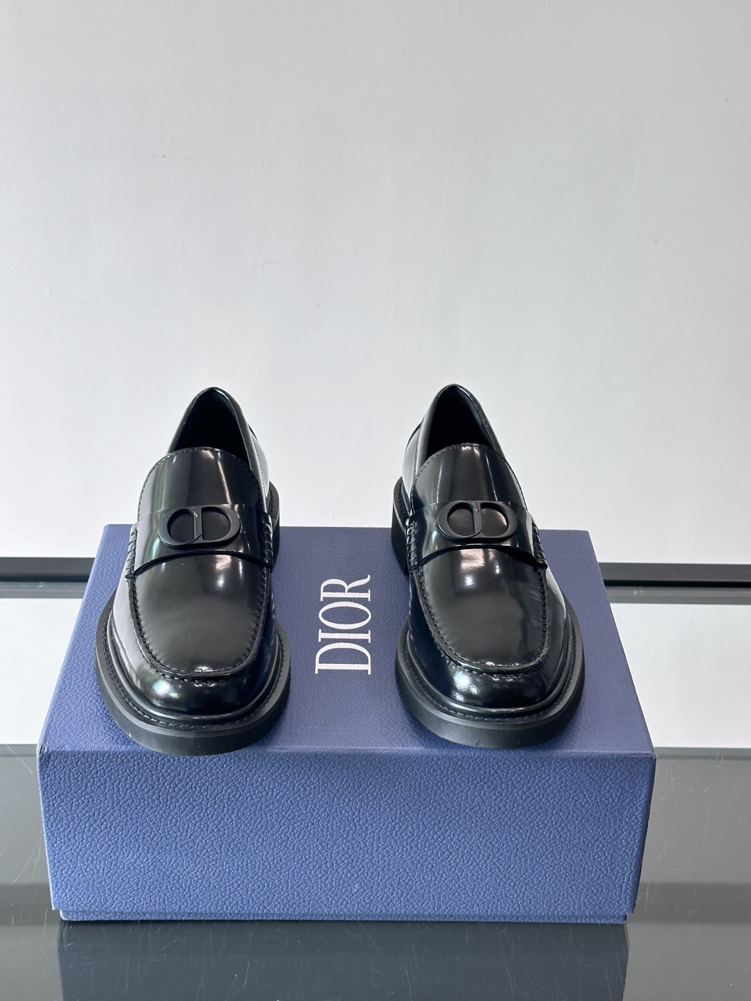 Dior男士正装皮鞋，进口头层牛皮，内里小牛皮，小牛皮垫脚有效吸汗透气。进口防滑耐磨橡胶底层，透气性好,
