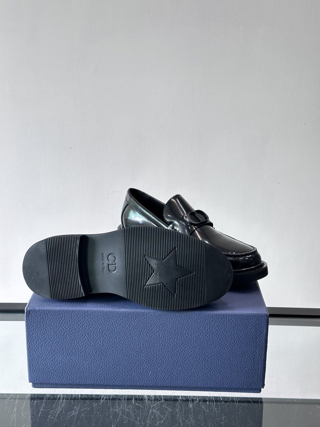 Dior男士正装皮鞋，进口头层牛皮，内里小牛皮，小牛皮垫脚有效吸汗透气。进口防滑耐磨橡胶底层，透气性好,