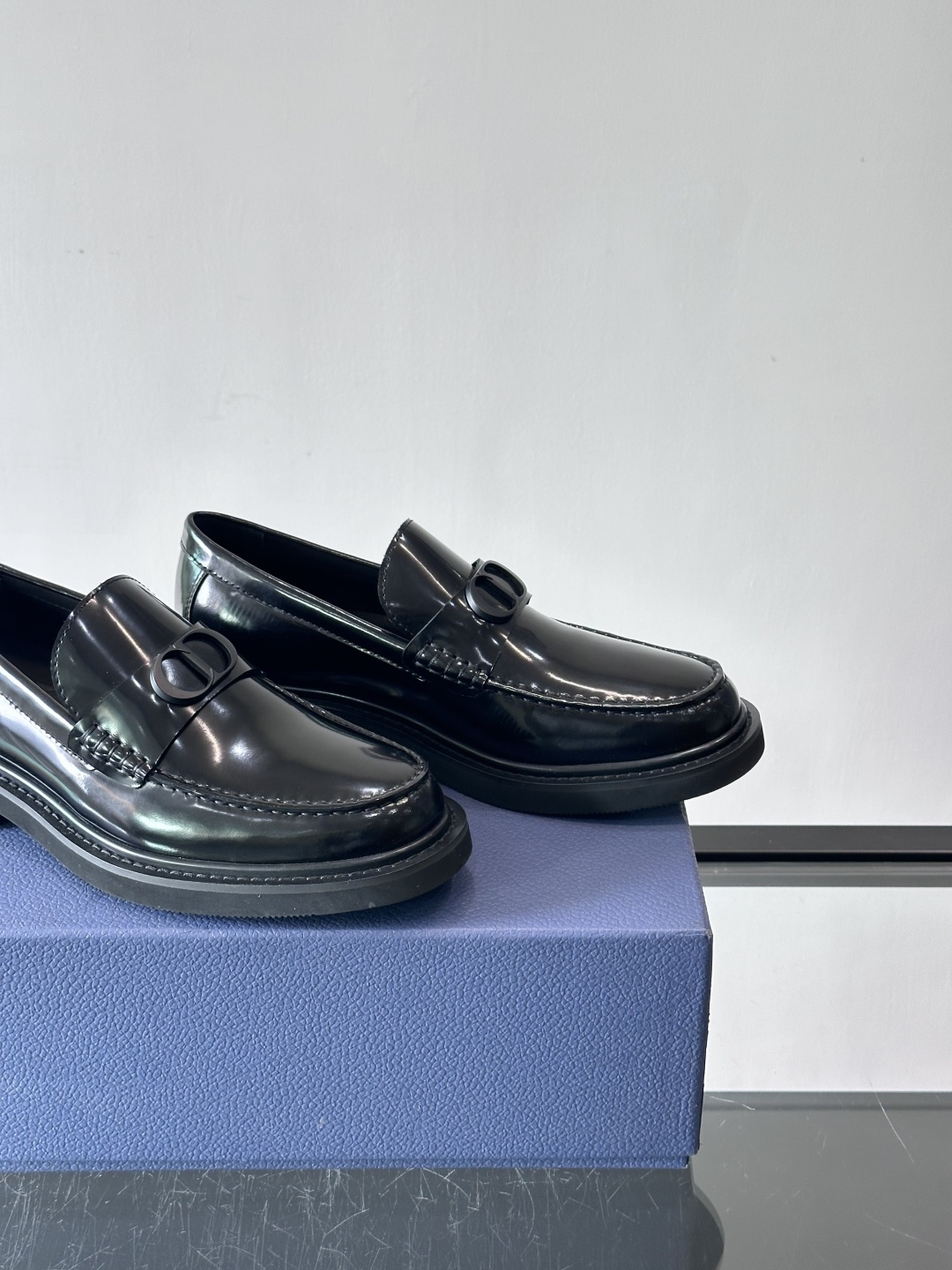 Dior男士正装皮鞋，进口头层牛皮，内里小牛皮，小牛皮垫脚有效吸汗透气。进口防滑耐磨橡胶底层，透气性好,