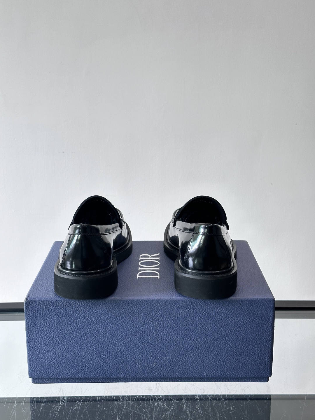Dior男士正装皮鞋，进口头层牛皮，内里小牛皮，小牛皮垫脚有效吸汗透气。进口防滑耐磨橡胶底层，透气性好,