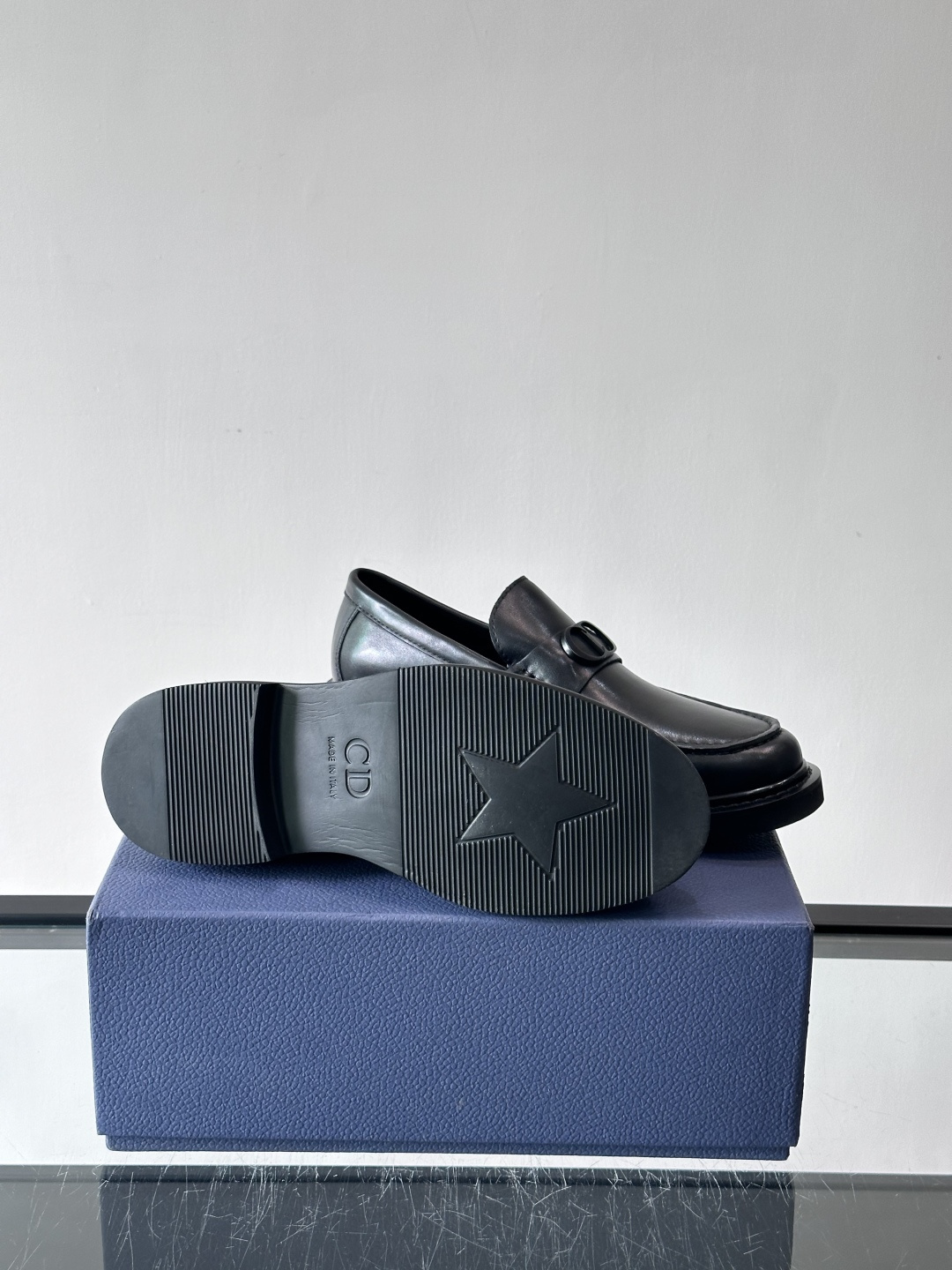 Dior男士正装皮鞋，进口头层牛皮，内里小牛皮，小牛皮垫脚有效吸汗透气。进口防滑耐磨橡胶底层，透气性好,