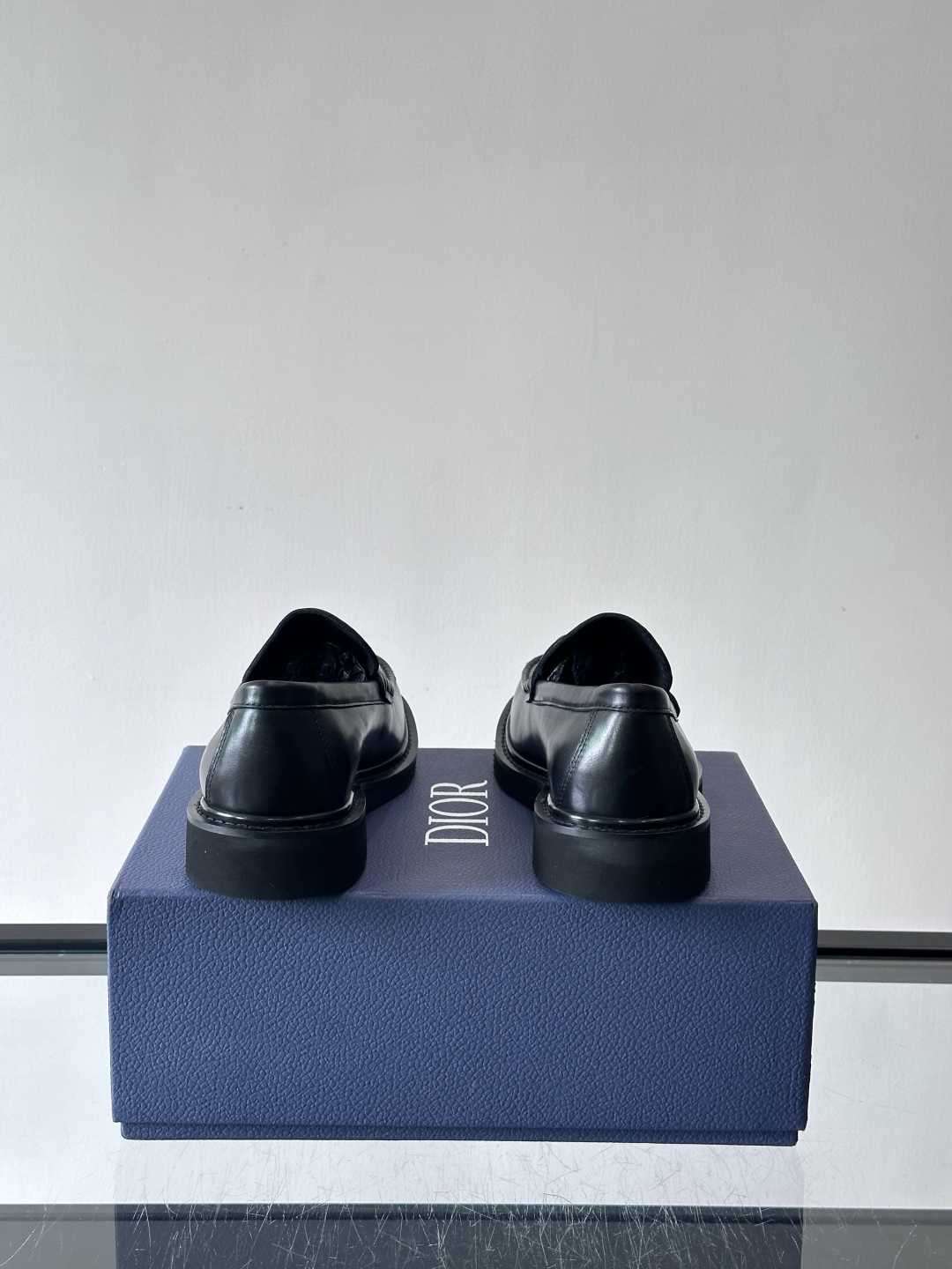 Dior男士正装皮鞋，进口头层牛皮，内里小牛皮，小牛皮垫脚有效吸汗透气。进口防滑耐磨橡胶底层，透气性好,