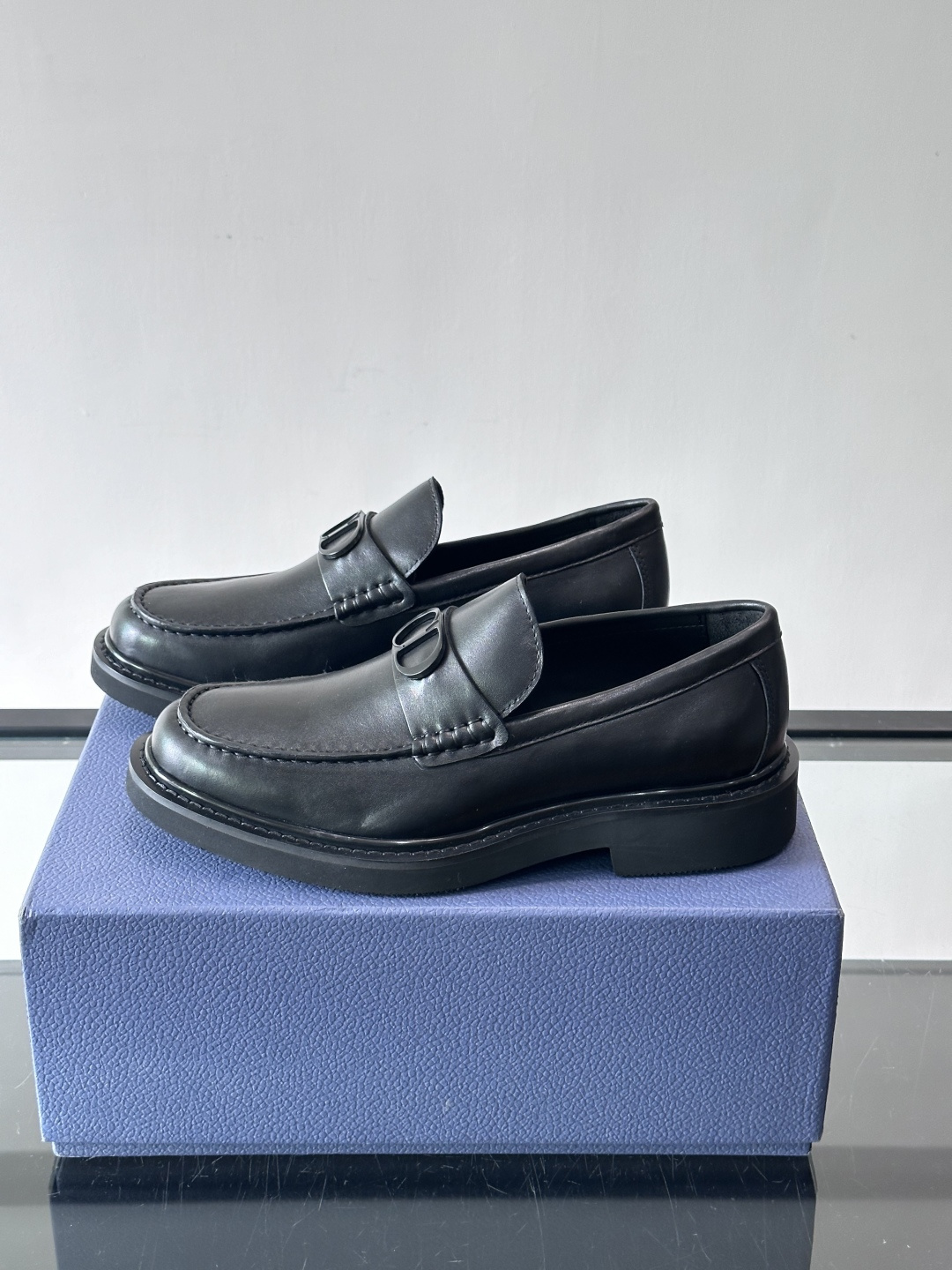 Dior男士正装皮鞋，进口头层牛皮，内里小牛皮，小牛皮垫脚有效吸汗透气。进口防滑耐磨橡胶底层，透气性好,