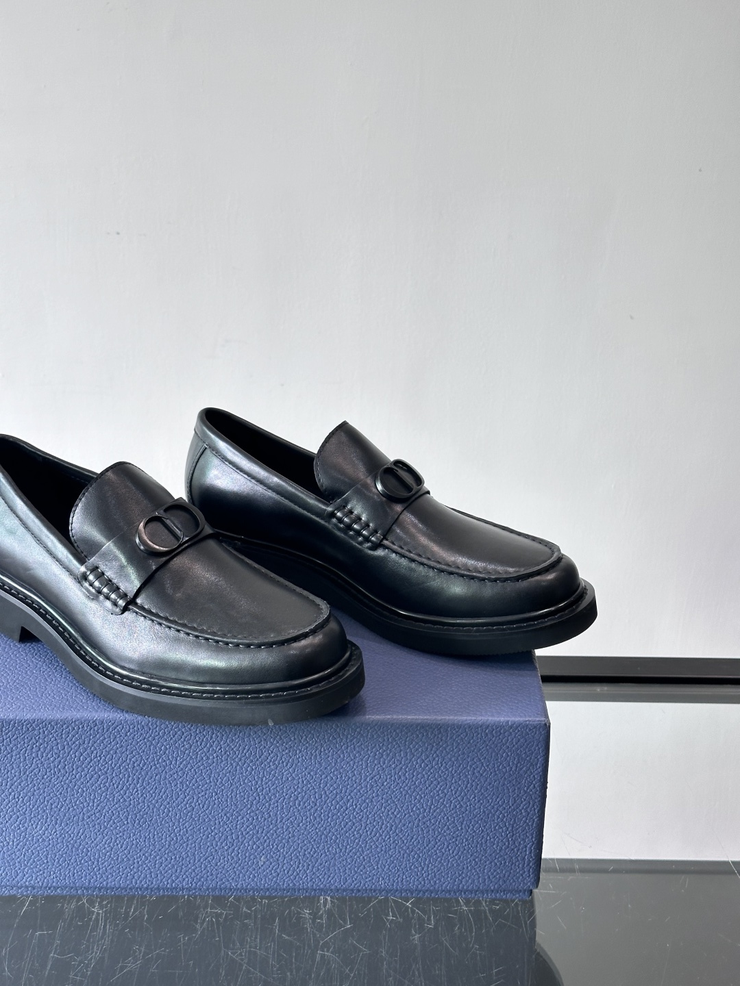 Dior男士正装皮鞋，进口头层牛皮，内里小牛皮，小牛皮垫脚有效吸汗透气。进口防滑耐磨橡胶底层，透气性好,