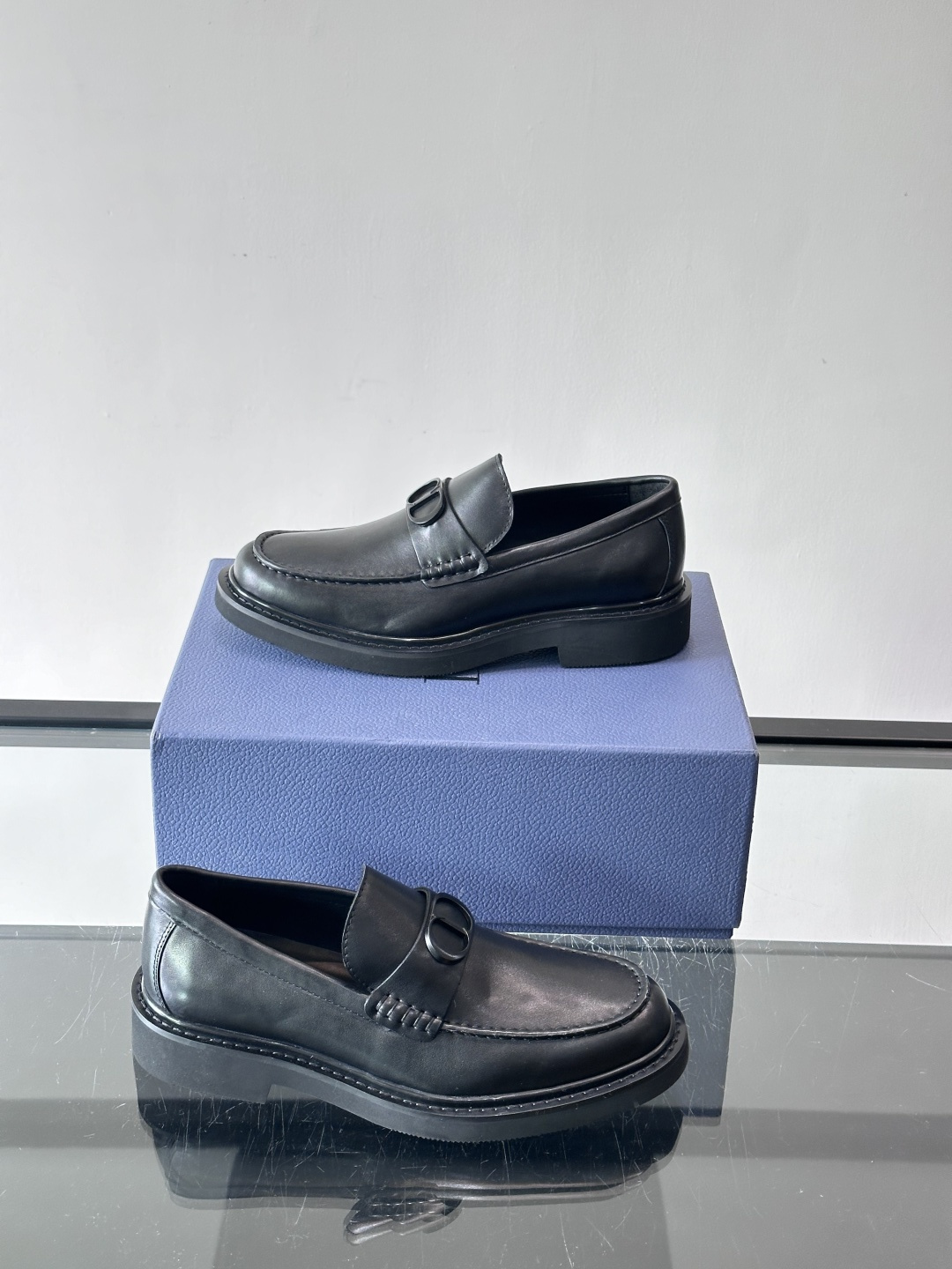 Dior男士正装皮鞋，进口头层牛皮，内里小牛皮，小牛皮垫脚有效吸汗透气。进口防滑耐磨橡胶底层，透气性好,