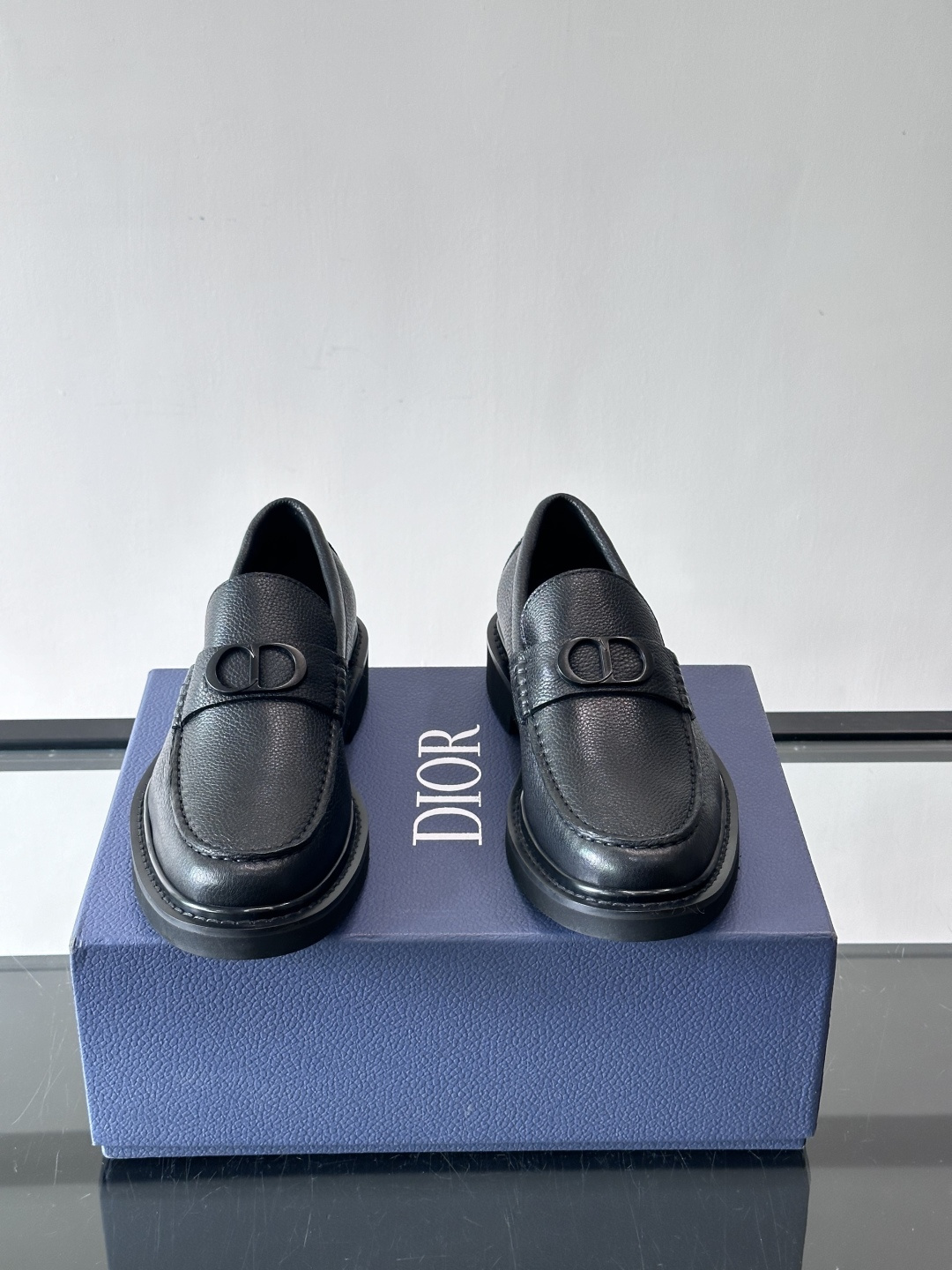 Dior男士正装皮鞋，进口头层牛皮，内里小牛皮，小牛皮垫脚有效吸汗透气。进口防滑耐磨橡胶底层，透气性好,