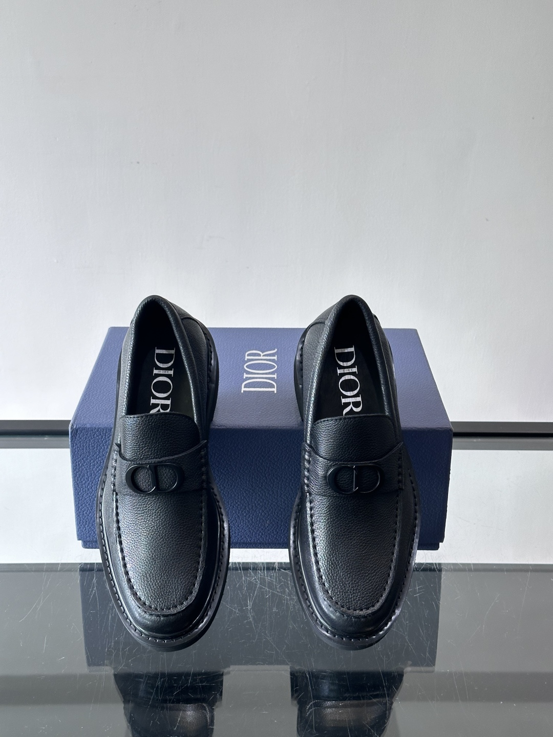 Dior男士正装皮鞋，进口头层牛皮，内里小牛皮，小牛皮垫脚有效吸汗透气。进口防滑耐磨橡胶底层，透气性好,