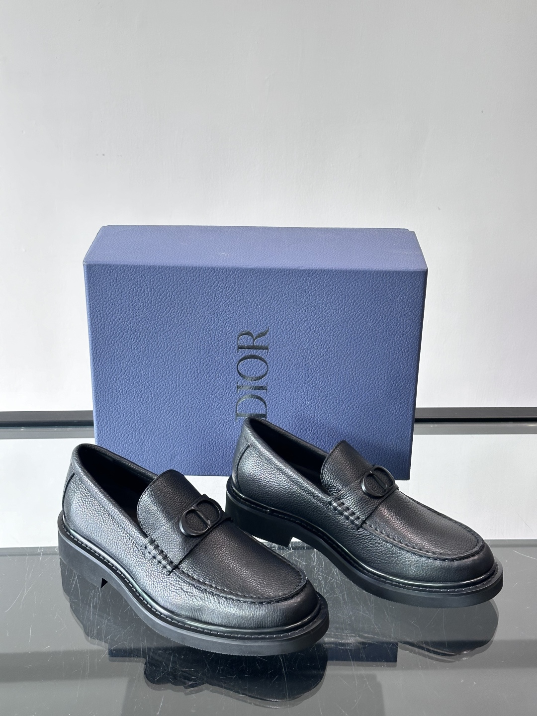 Dior男士正装皮鞋，进口头层牛皮，内里小牛皮，小牛皮垫脚有效吸汗透气。进口防滑耐磨橡胶底层，透气性好,